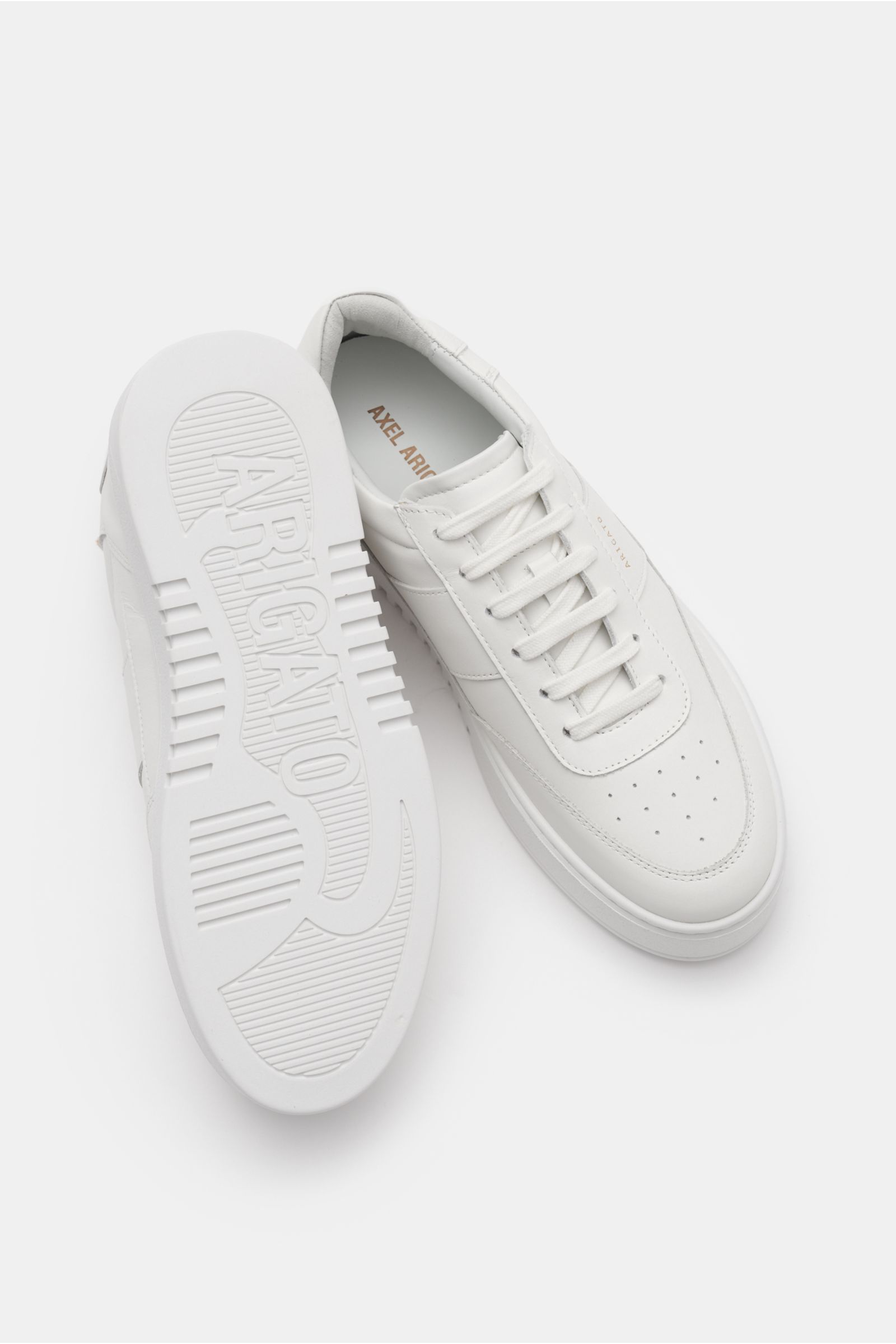 Axel Arigato Sneaker 'Orbit Vintage' weiß, handgefertigt in Portugal, aus Glattleder, mit tonalen Overlays, runder perforierter Vorderkappe, sechs Loch Schnürung, goldfarbener Prägung, gepolstertem Schaftrand, Lederinnenfutter und flexibler, genähter sowi