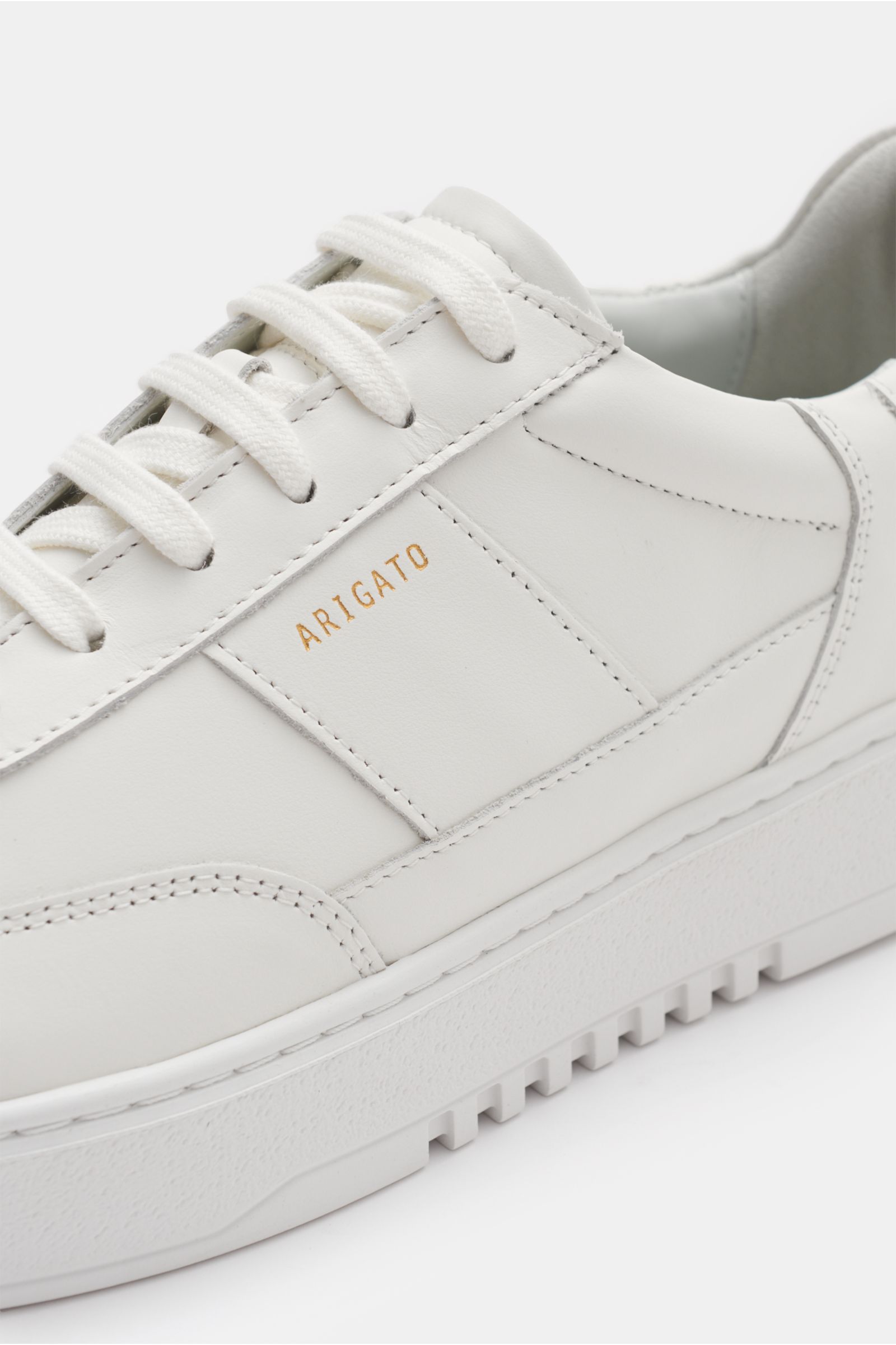 Axel Arigato Sneaker 'Orbit Vintage' weiß, Nahaufnahme seitlich vorne, Glattleder, tonale Overlays, goldfarbene Prägung, flexible Gummisohle.