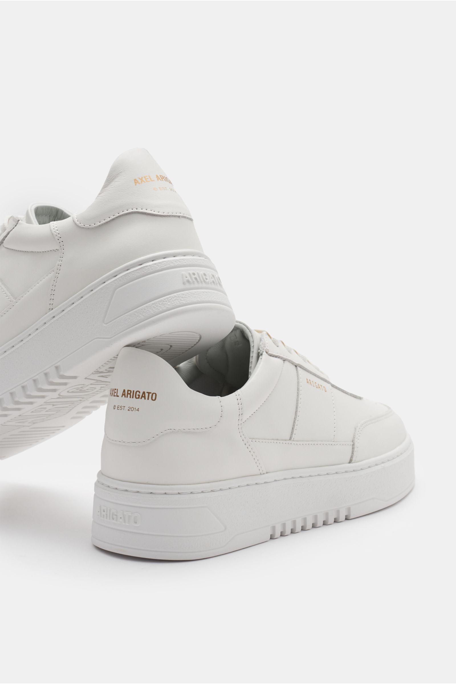 Weißer Axel Arigato Sneaker 'Orbit Vintage' aus Glattleder, seitlich und Rückansicht, genähte & geklebte Gummisohle, goldene Prägung.