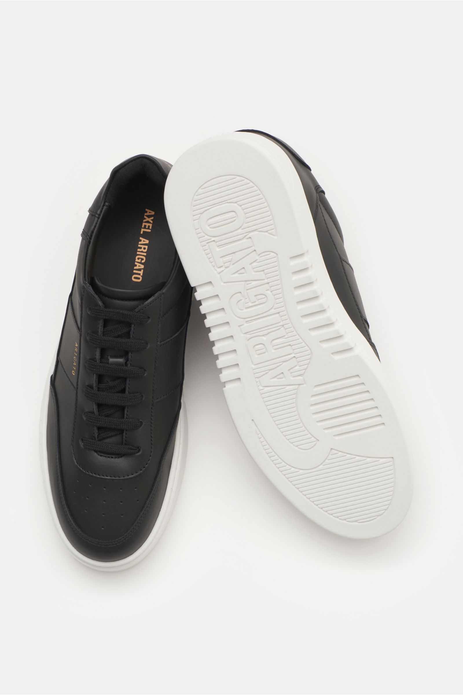 Schwarzer Axel Arigato Sneaker 'Orbit Vintage' aus Glattleder, von oben und seitlich mit weißer, genähter und geklebter Gummisohle.