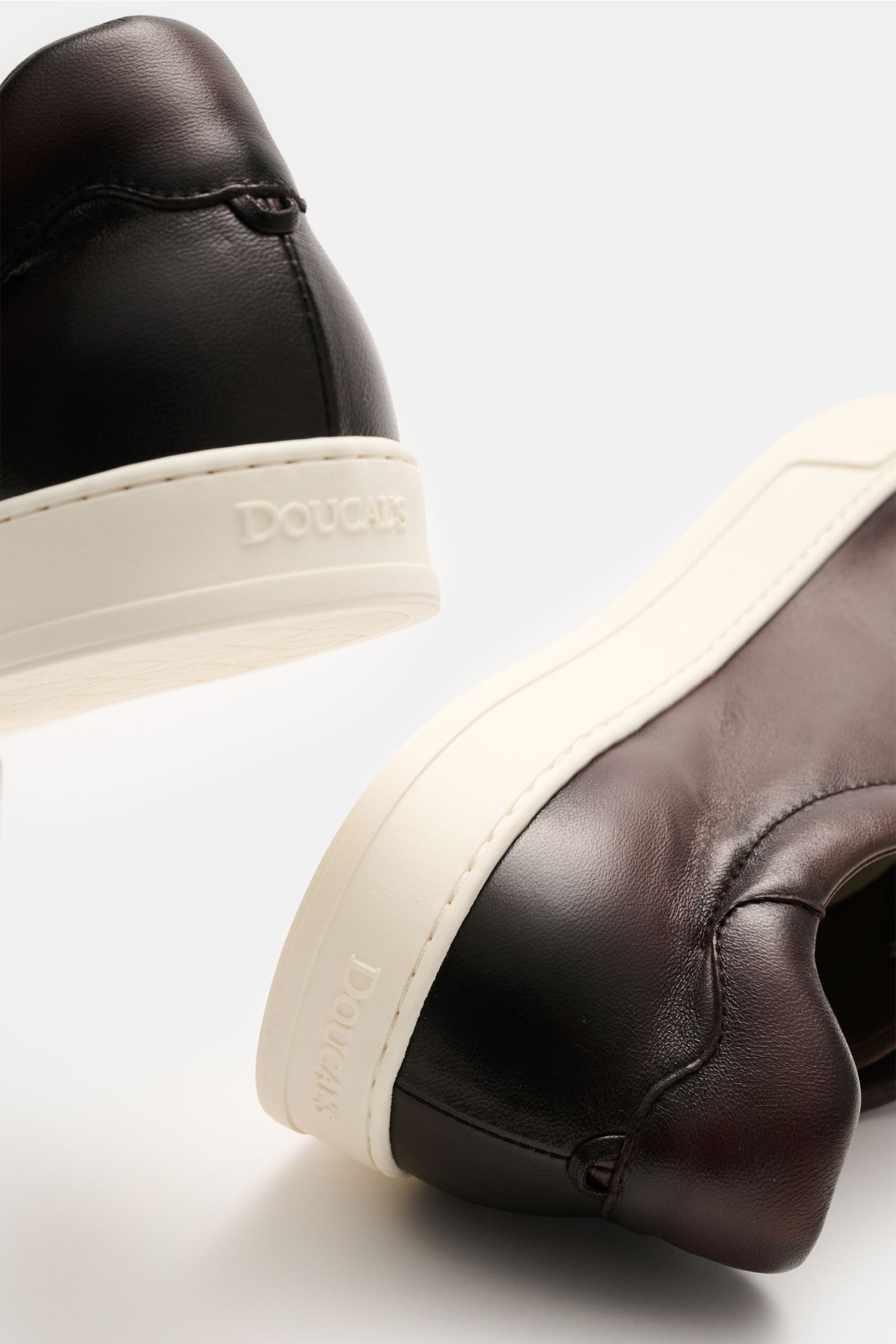 Doucal's Sneaker 'Morgan' dunkelbraun aus feinem Glattleder mit runder Vorderkappe, sieben-Loch-Schnürung, Lederfutter, gepolstertem Schaftrand und leichter Kautschuksohle, von hinten fotografiert.