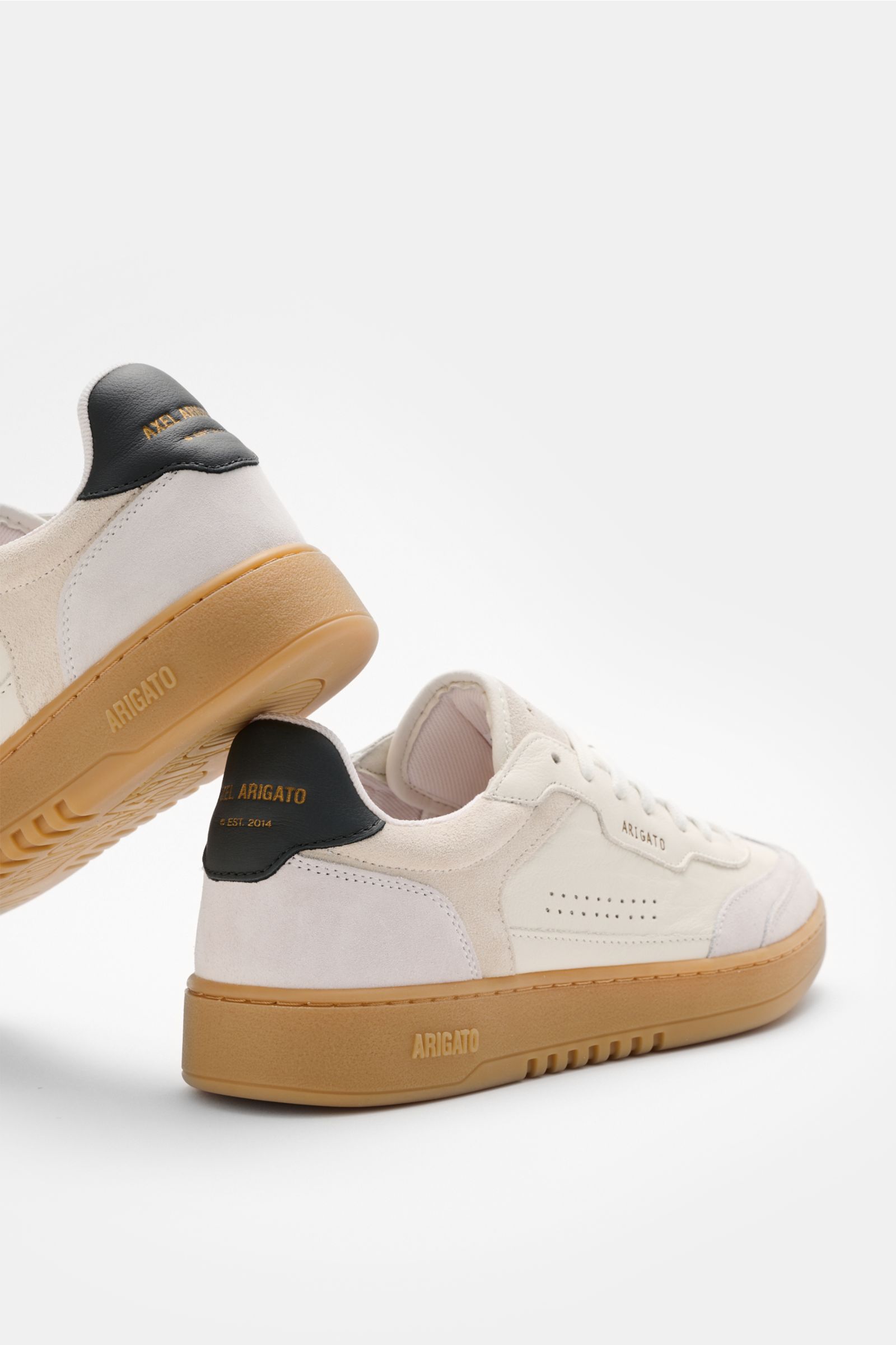 Axel Arigato Sneaker 'Dice T-Toe' creme/hellgrau aus genarbtem Glattleder, Veloursleder-Overlays, runder Vorderkappe, sieben-Loch-Schnürung, goldfarbener Prägung, seitlichen Perforierungen, gepolstertem Schaftrand, Mesh-Innenfutter, gepolstertem Fußbett u