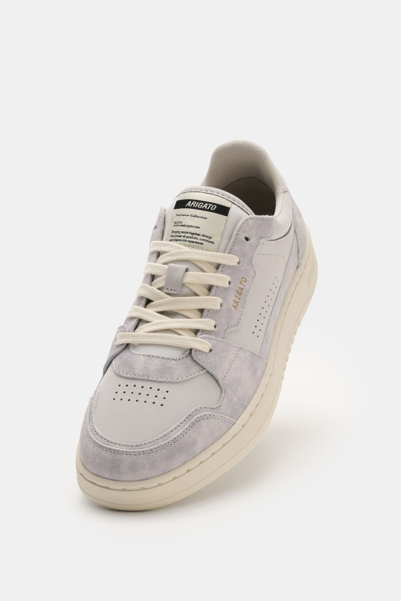 Axel Arigato Sneaker 'Dice Lo' pastellblau/hellgrau aus Nubuk- und Veloursleder mit Perforationen, goldfarbener Prägung, gepolstertem Schaftrand, flexible Gummisohle, frontal schräg von oben fotografiert.