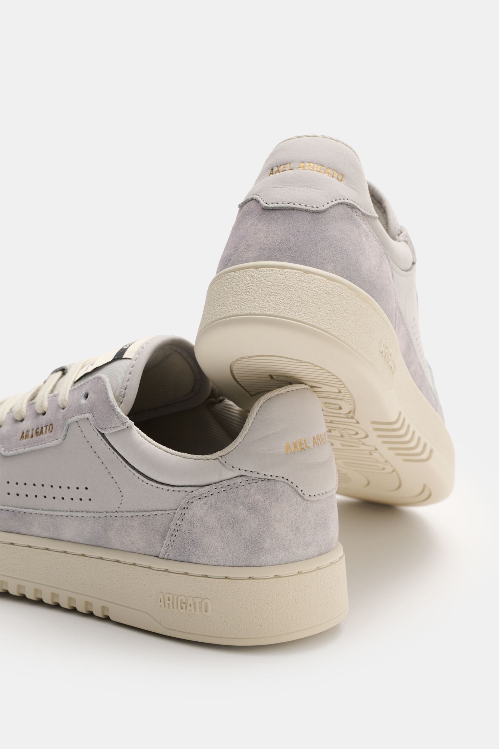 Axel Arigato Sneaker 'Dice Lo' pastellblau/hellgrau aus Nubuk- und Veloursleder, seitlich perforiert, von hinten und schräg fotografiert.