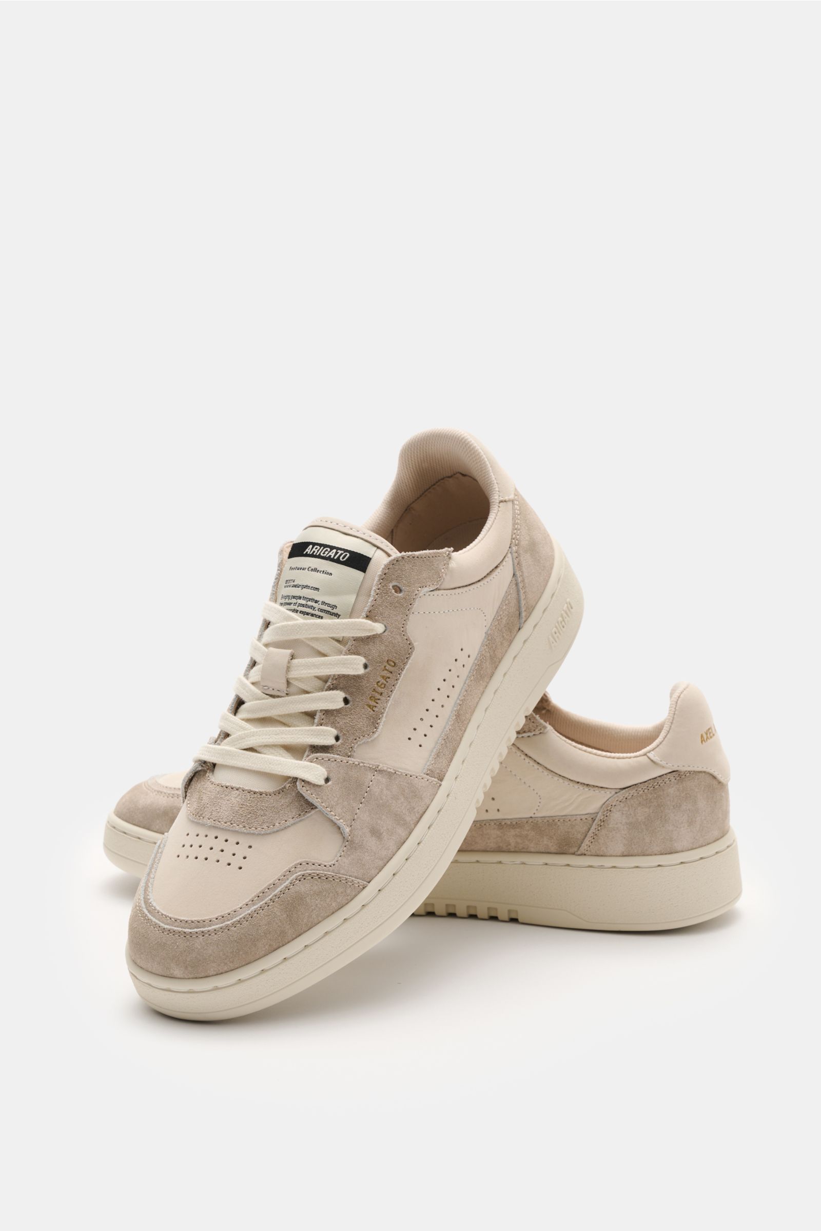 Axel Arigato Sneaker 'Dice Lo' taupe/sand, frontale Perspektive, Nubuk- und Veloursleder, perforierte Kappe, sechs Loch Schnürung, gepolsterter Schaftrand, flexible Gummisohle.