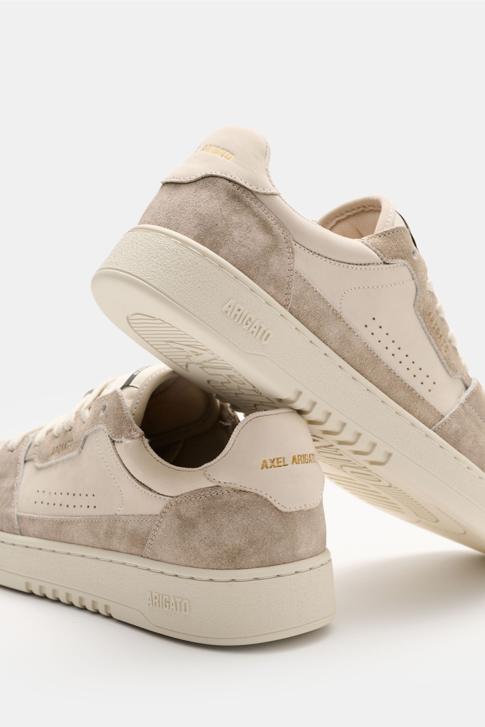 Axel Arigato Sneaker 'Dice Lo' taupe/sand aus Nubuk- und Veloursleder, seitlich perforiert, goldene Prägung, gepolsterter Schaftrand, Rückansicht.