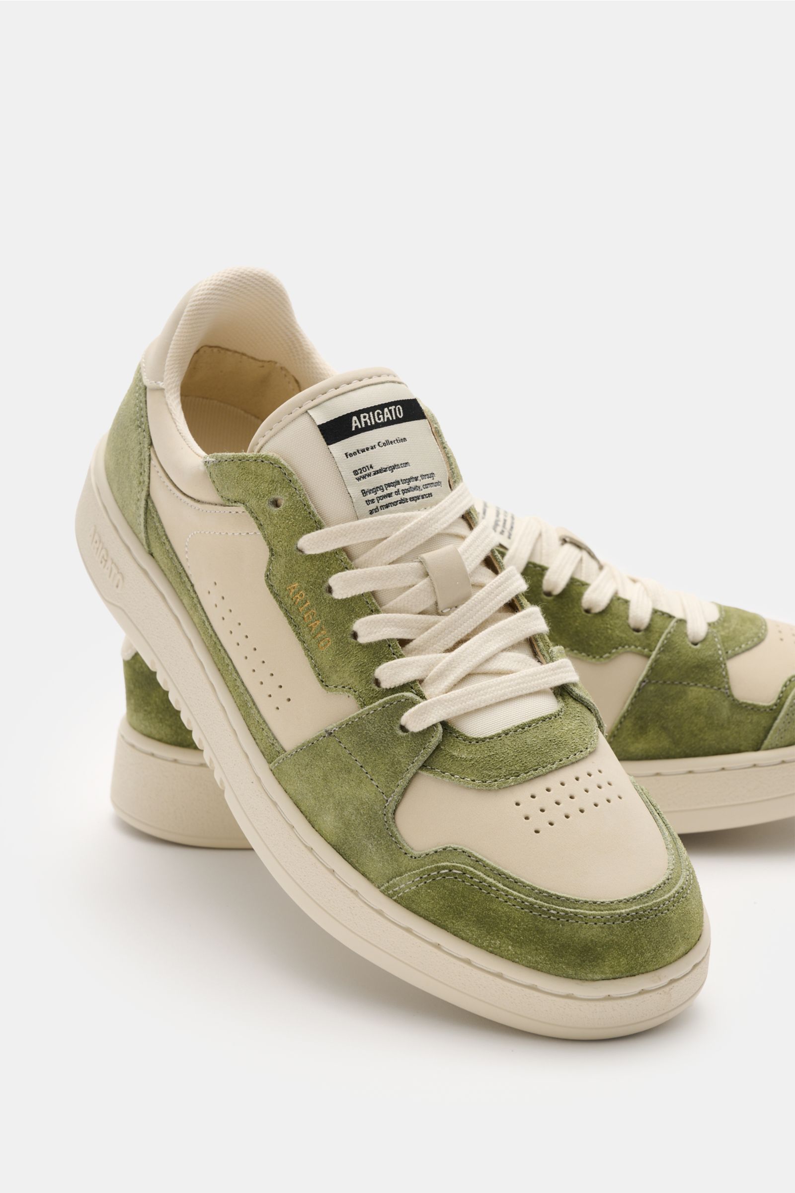 Axel Arigato Sneaker 'Dice Lo' hellgrün/sand aus Nubuk- und Veloursleder, runde Vorderkappe, sechs-Loch-Schnürung, von schräg vorne fotografiert.