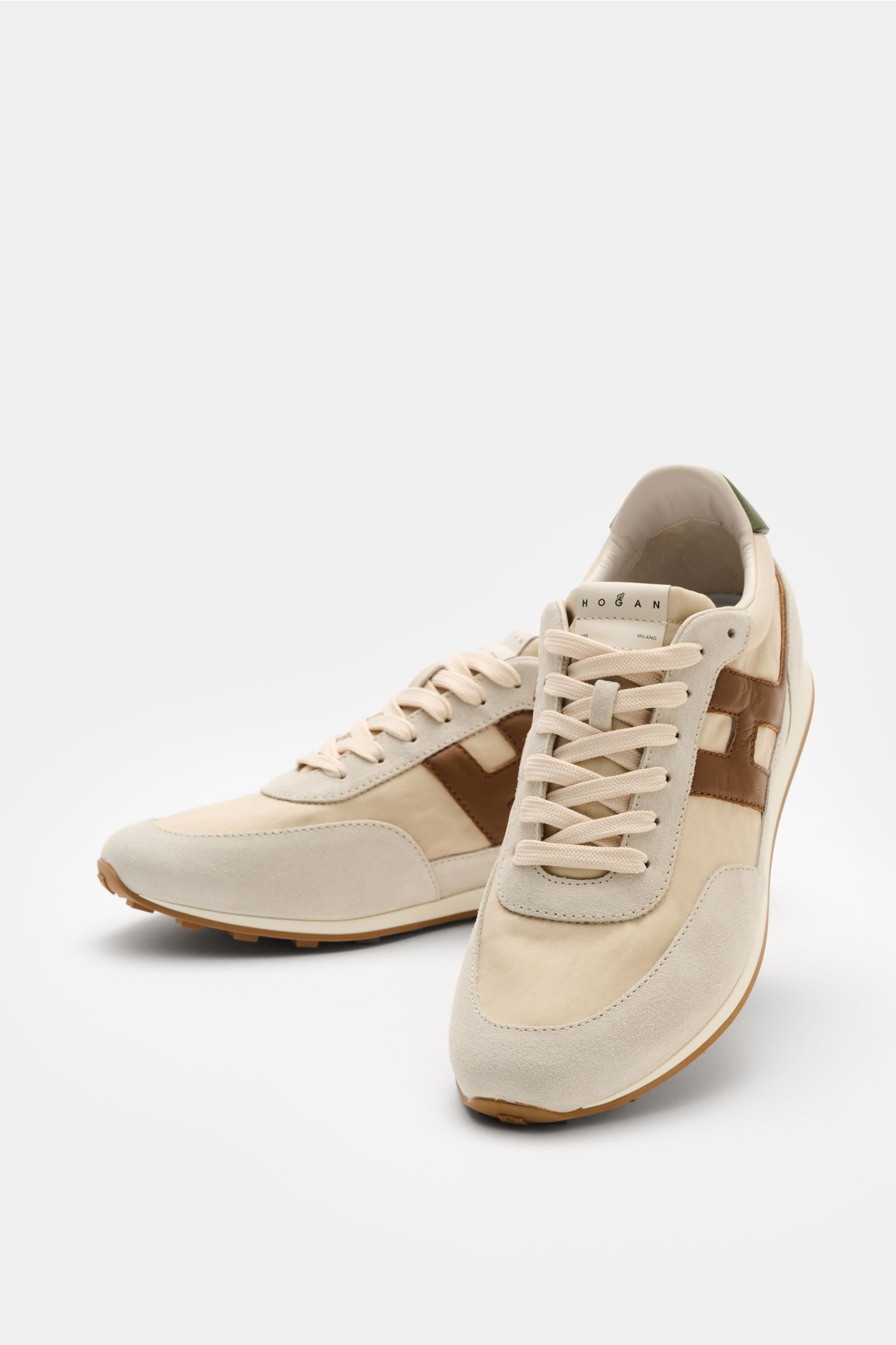Hogan Sneaker 'Allacciato' sand/beige/braun shown from a front-side angle, featuring canvas, velour, and smooth leather, contrast overlays, 7-eyelet lacing, padded collar, leather/textile lining, memory foam insole, and rubber sole with lug profile. Gehen