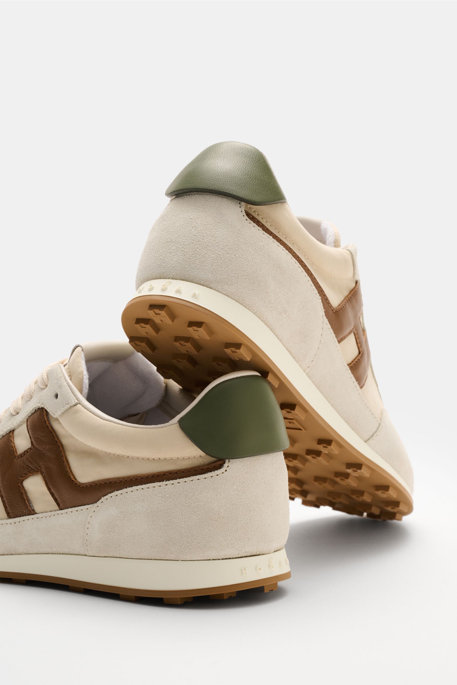 Rear and side view of Hogan Sneaker 'Allacciato' sand/beige/braun showing canvas, velours, and leather with contrast overlays, 7-hole lacing, padded collar, leather and textile lining, memory foam footbed, and rubber outsole with studded profile. Gehen wi