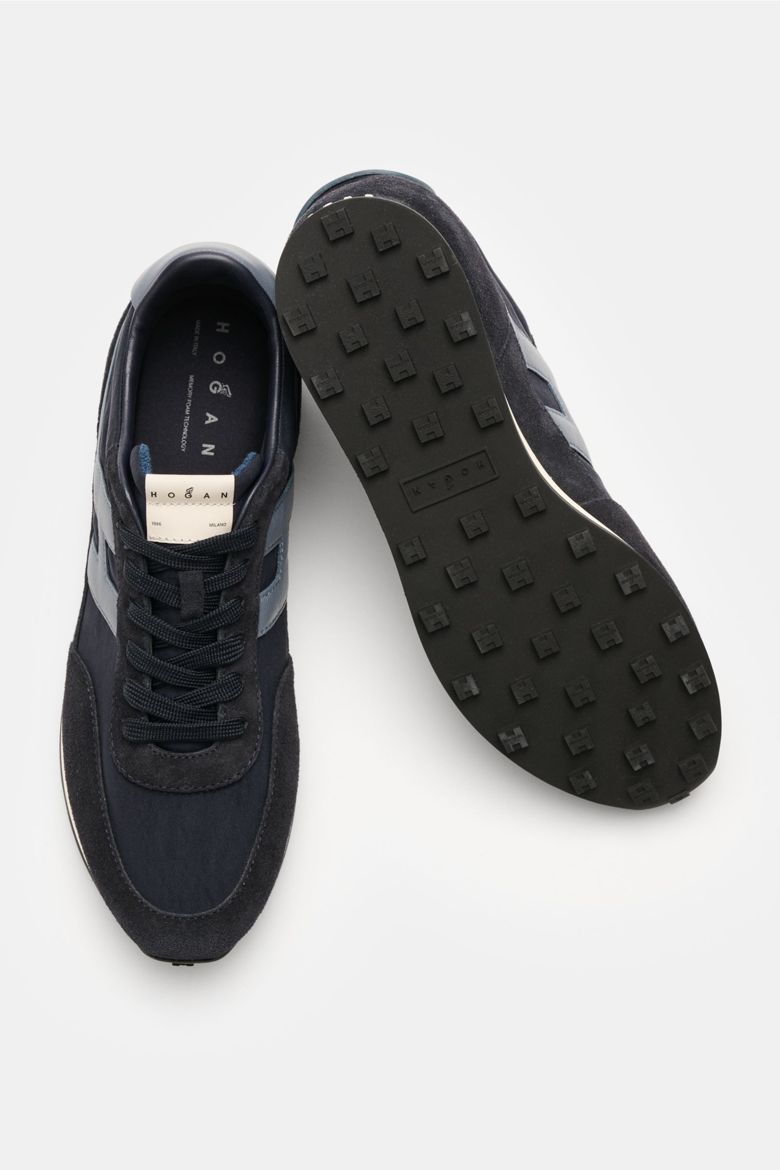 Hogan Sneaker 'Allacciato' navy/rauchblau shown from top and sole view, featuring velours and smooth leather, contrasting overlays, slim silhouette, 7-hole lacing, logo tongue, padded collar, leather-textile lining, memory foam insole, and rubber sole wit