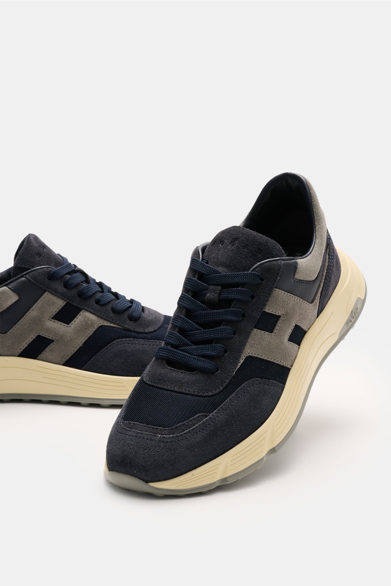 Hogan Sneaker 'Hyperlight' navy/dunkelgrau shown from a front-side angle, featuring soft velour leather, contrasting overlays, round toe, 6-eyelet lacing, padded collar, leather-textile lining, memory foam insole, and rubber sole with tread.