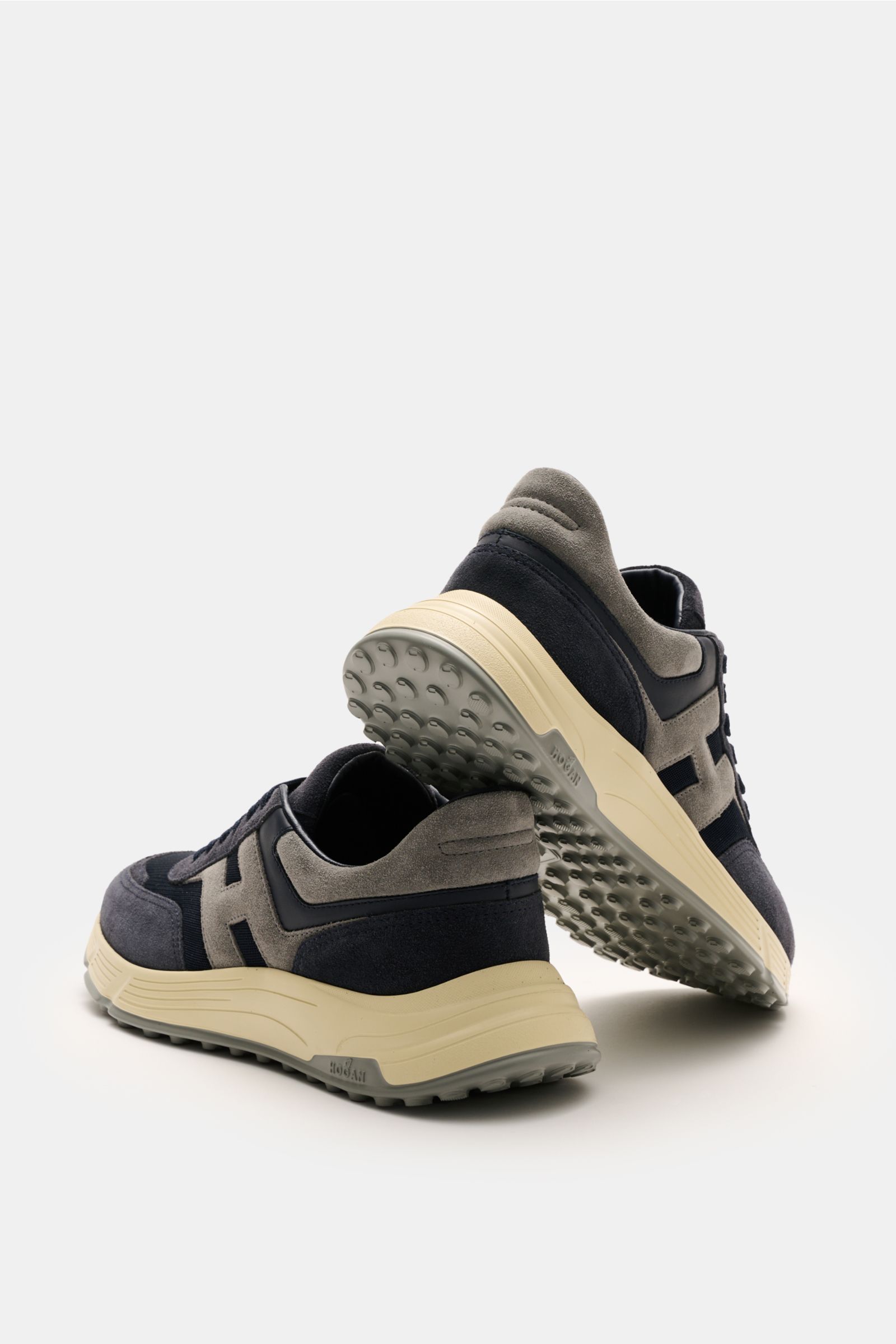Rear and side view of Hogan Sneaker 'Hyperlight' navy/dunkelgrau in velour leather with contrasting overlays, round toe, 6-hole lacing, padded collar, leather-textile lining, memory foam insole, and rubber sole with studded profile, showcasing modern, spo