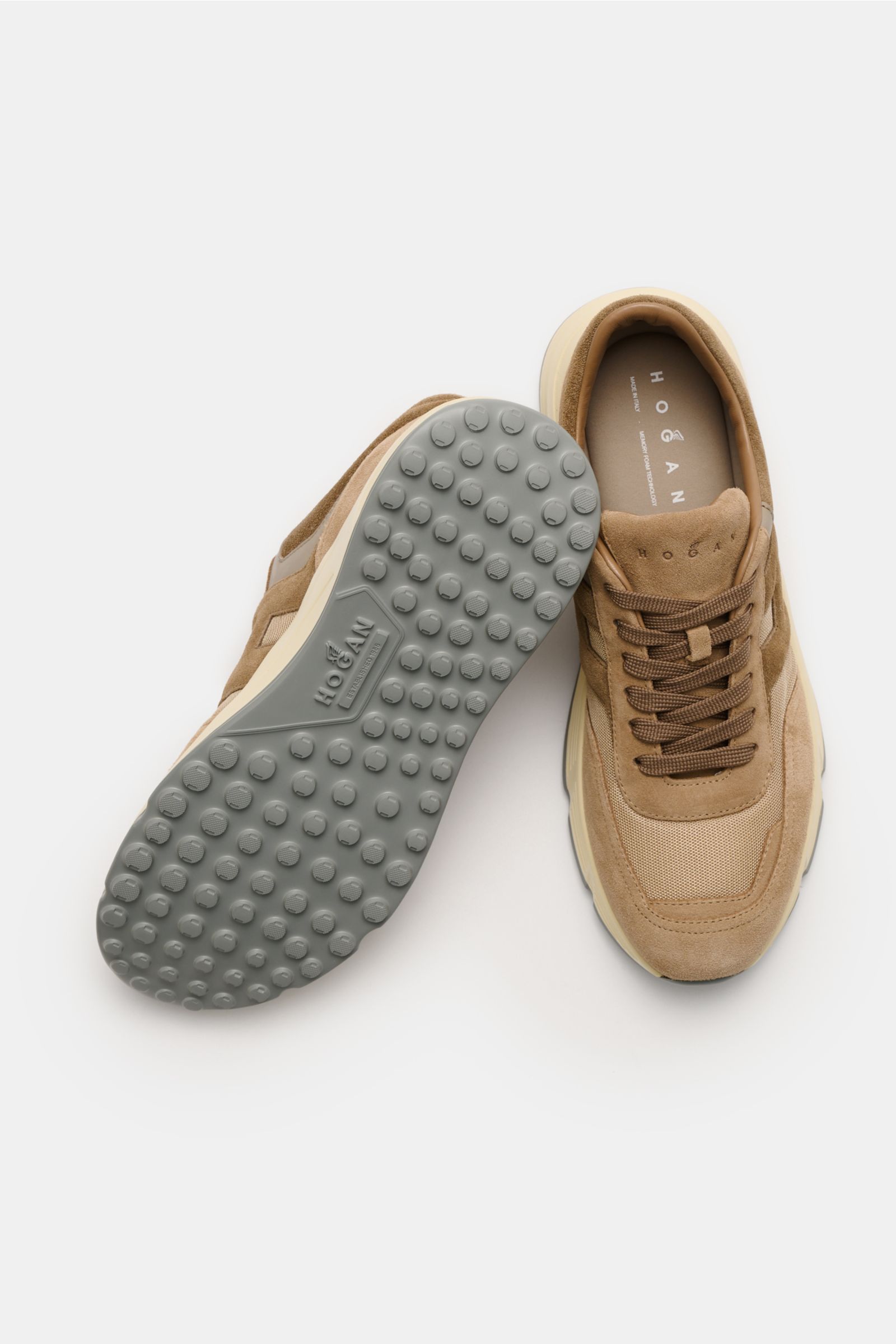 Hogan Sneaker 'Hyperlight' hellbraun/taupe, von oben fotografiert, mit Veloursleder, runder Vorderkappe, 6-Loch-Schnürung, gepolstertem Schaftrand, Memory-Foam-Fußbett und Gummisohle mit Stollen-Profil.