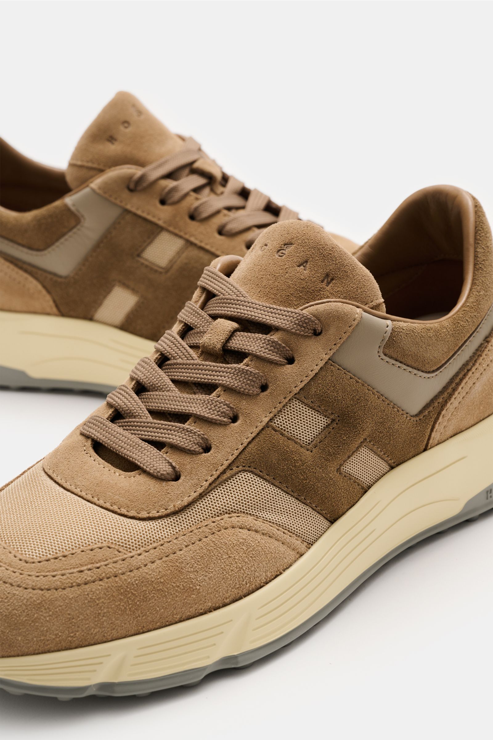 Hogan Sneaker 'Hyperlight' hellbraun/taupe aus Veloursleder mit Memory-Foam, 6-Loch-Schnürung, runder Vorderkappe, gepolstertem Schaftrand, Leder/Textilfutter, Gummisohle, seitliche Perspektive.