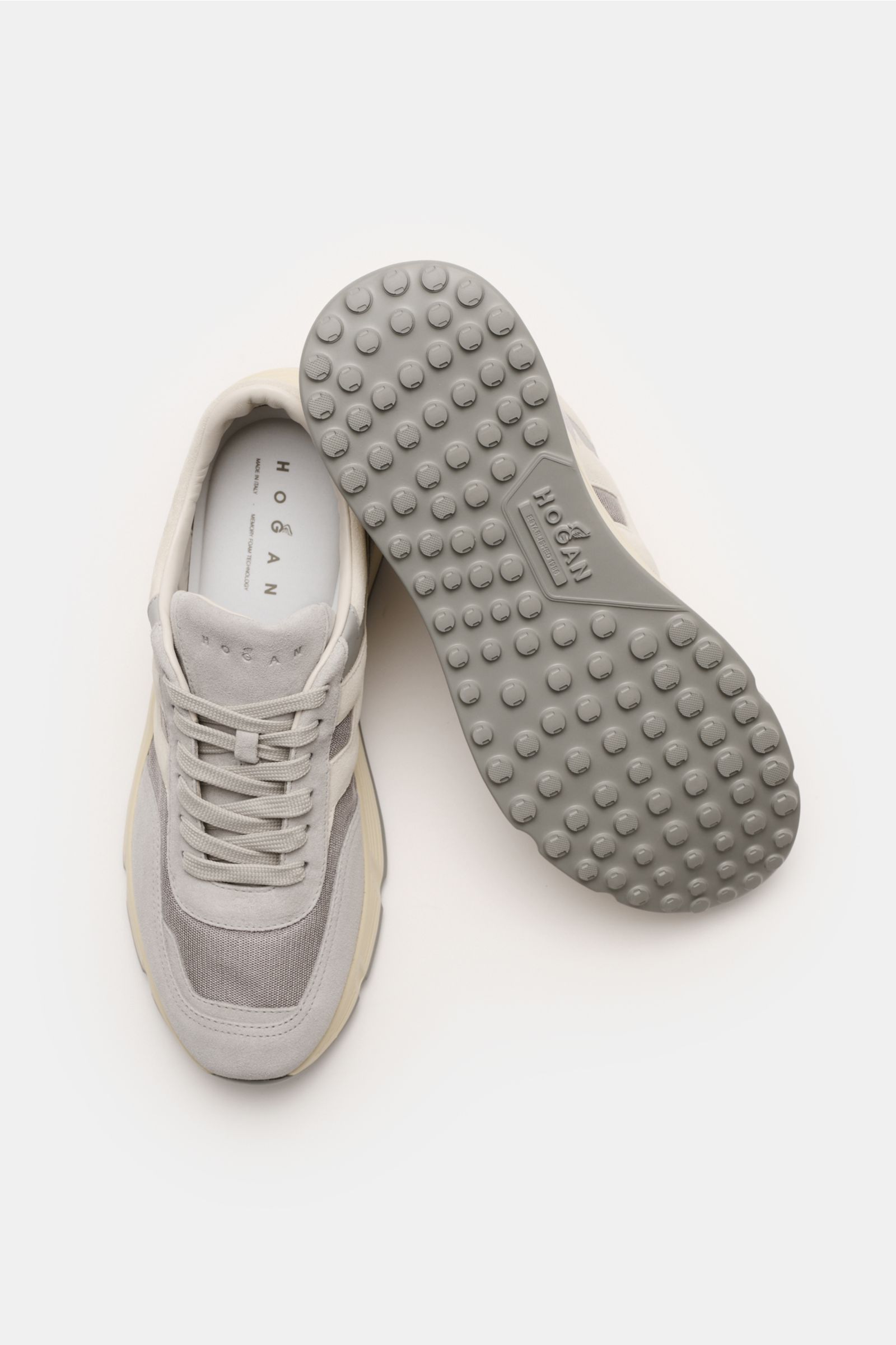 Hogan Sneaker 'Hyperlight' grau/beige, von oben fotografiert, mit Veloursleder, 6-Loch-Schnürung, Memory-Foam-Fußbett und Gummisohle.