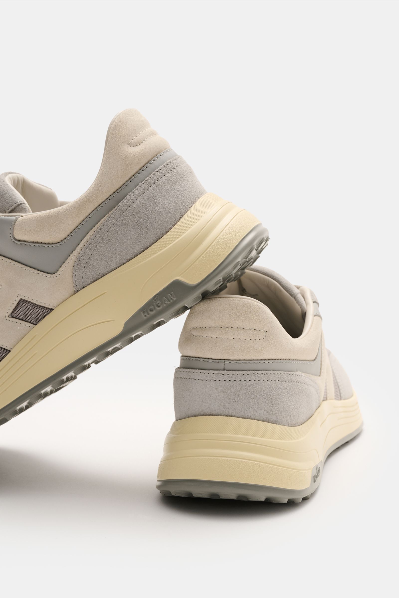 Hogan Sneaker 'Hyperlight' grau/beige aus edlem Veloursleder, Memory-Foam, Gummisohle, seitlich und hinten fotografiert, sportlich-urban.