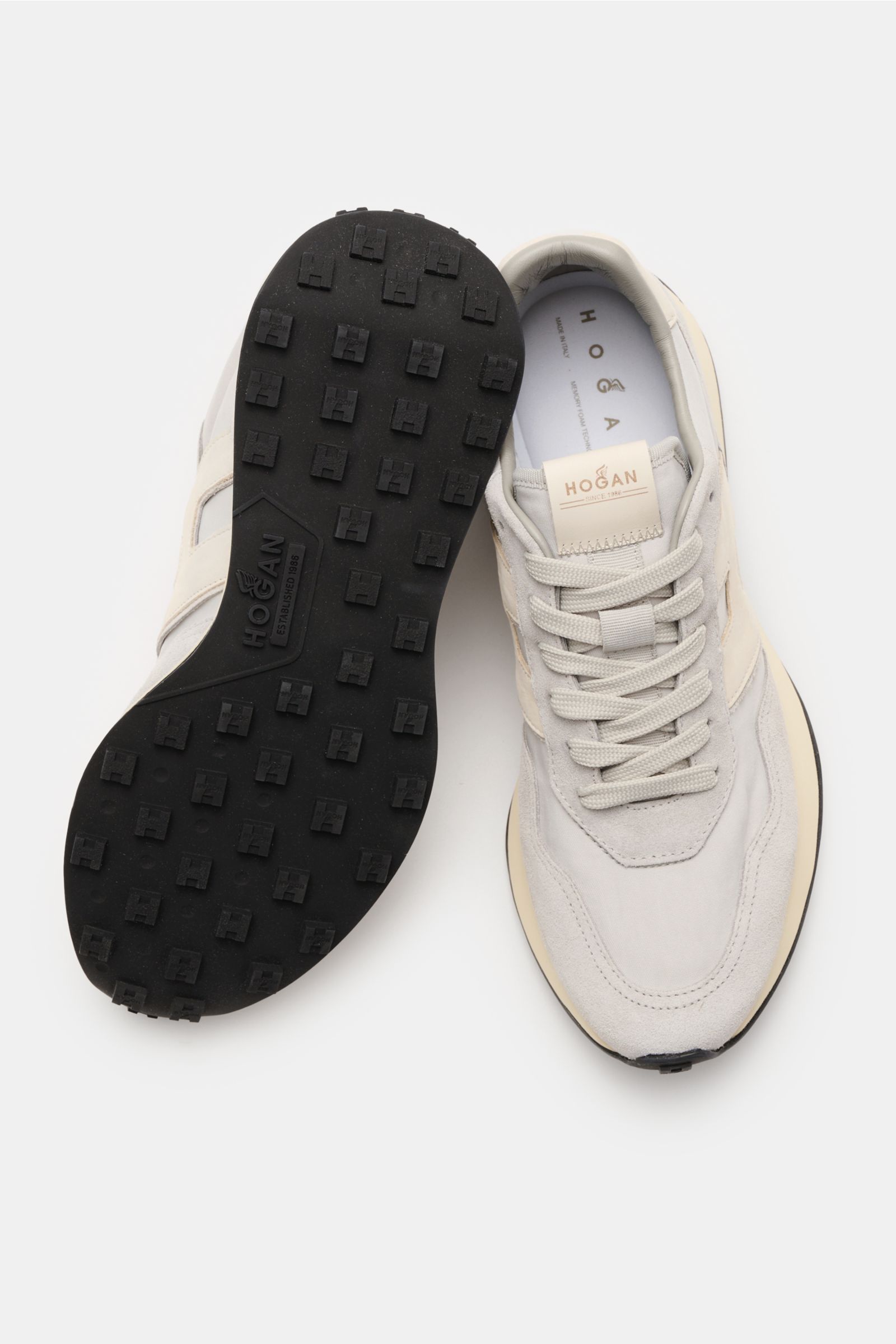 Hogan Sneaker 'Allacciata' rauchblau/hellgrau, von oben und Sohle sichtbar, Veloursleder, Memory-Foam-Fußbett, flexible Gummisohle.