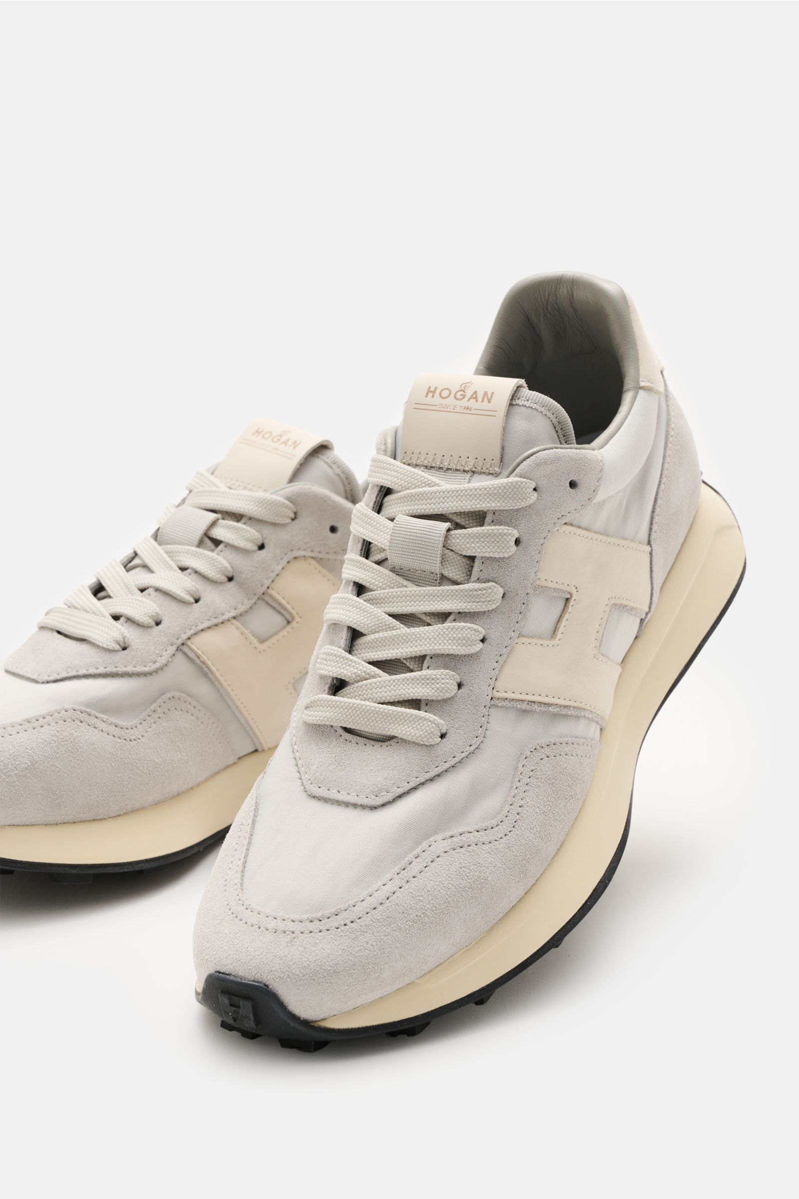 Hogan Sneaker 'Allacciata' rauchblau/hellgrau, Veloursleder, Textil, Memory Foam, flexible Gummisohle, seitliche Marken-H, Vorderansicht schräg.