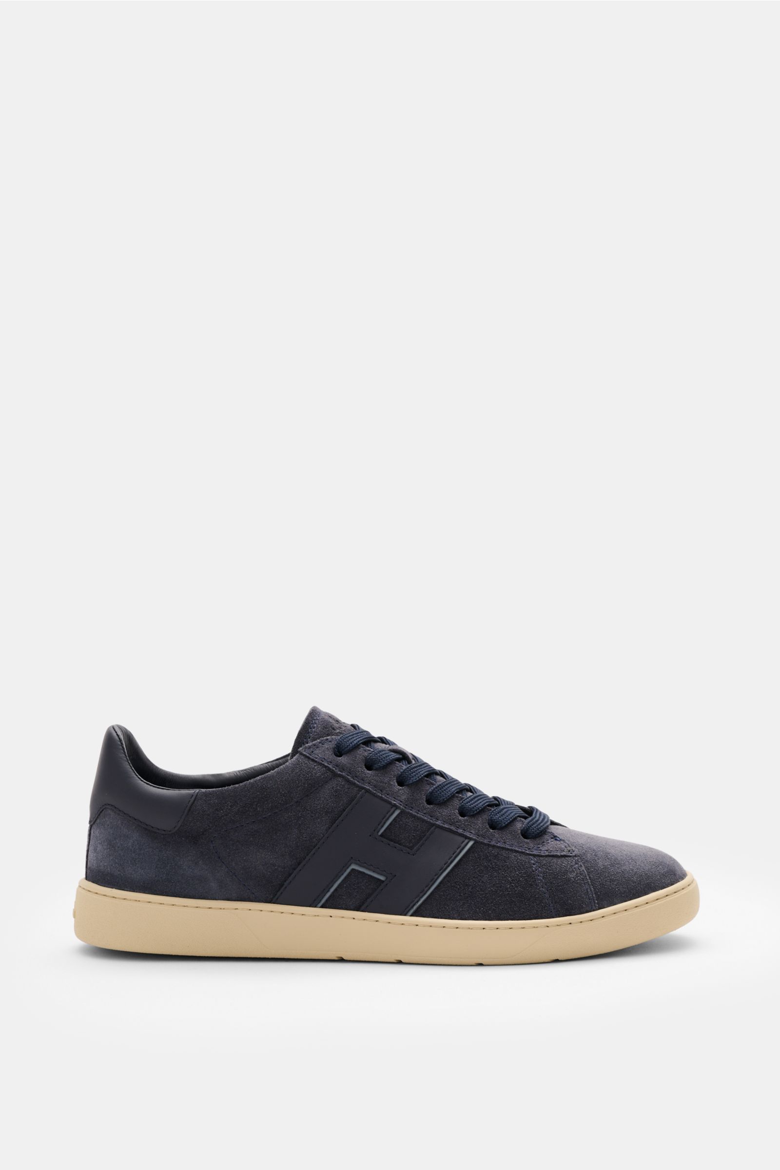 Side view of the Hogan Sneaker 'Cool Allacciato' navy with smooth velour leather, seven-hole lacing, leather overlays, logo print tongue, padded collar, H-shaped brand initial, leather and textile lining, memory foam footbed, and flexible rubber sole. Geh