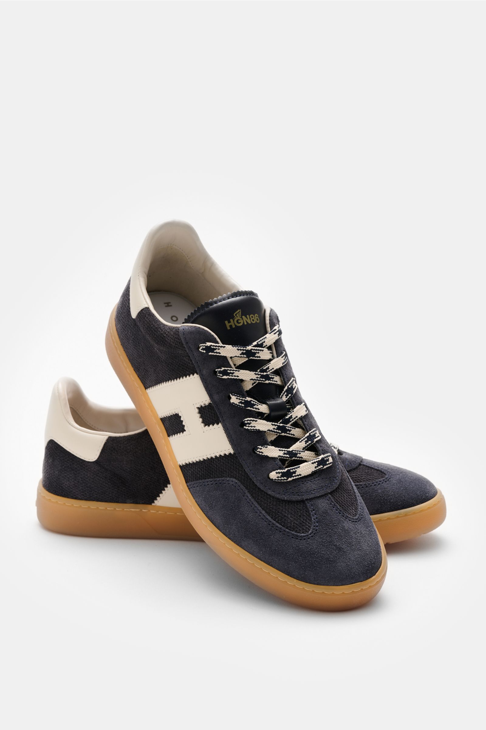 Front-side view of Hogan Sneaker 'Allacciato' rauchblau/weiß in embossed suede with six-hole lacing, logo-printed tongue, padded collar, H-shaped brand initial, leather-textile lining, memory foam footbed, and flexible gum sole.

Gehen wie auf Wolken: 