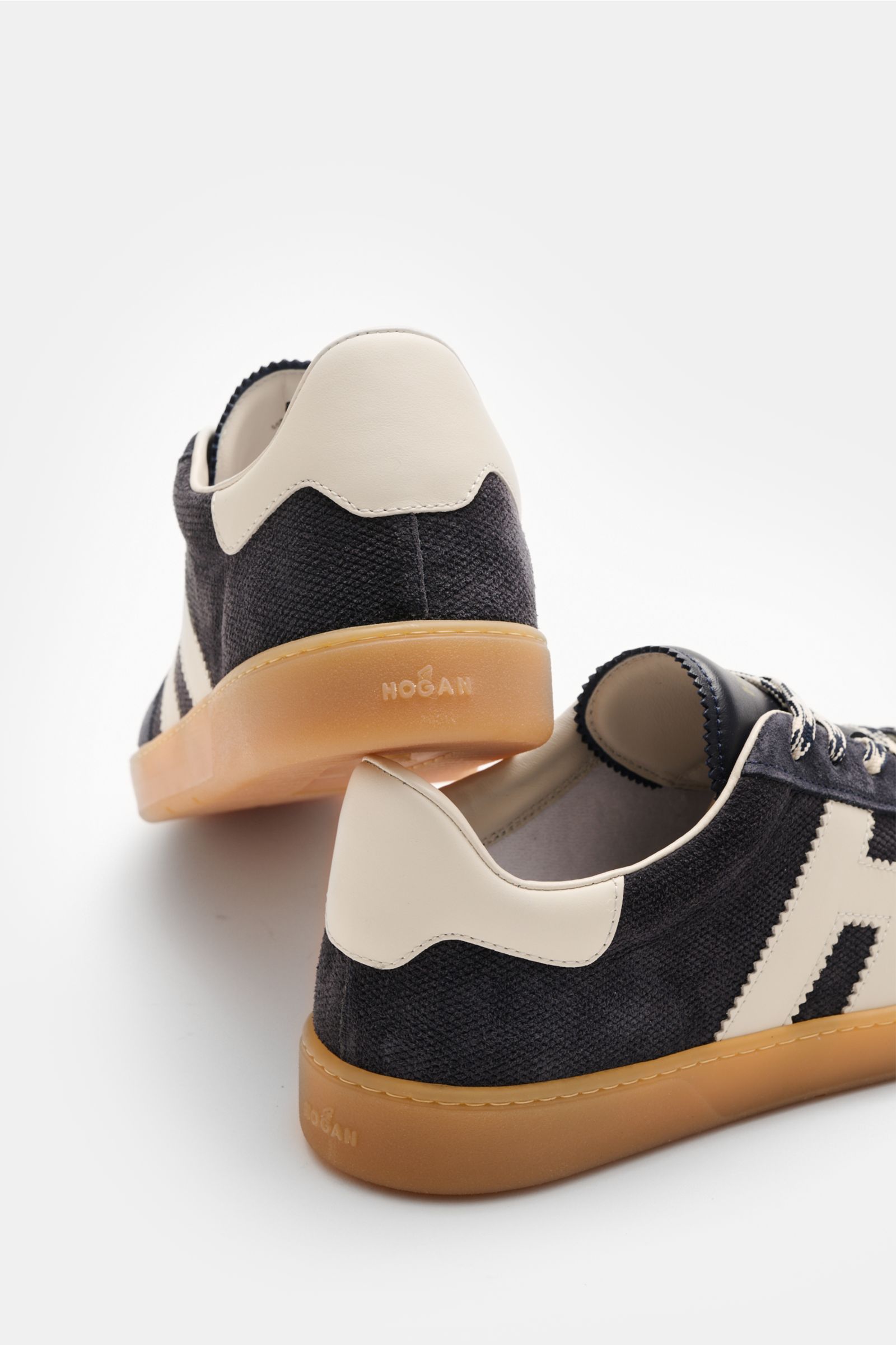 Rear-side view of Hogan Sneaker 'Allacciato' rauchblau/weiß in embossed suede with six-hole lacing, logo-printed tongue, padded collar, H-shaped logo, leather-textile lining, memory foam insole, and flexible gum sole.