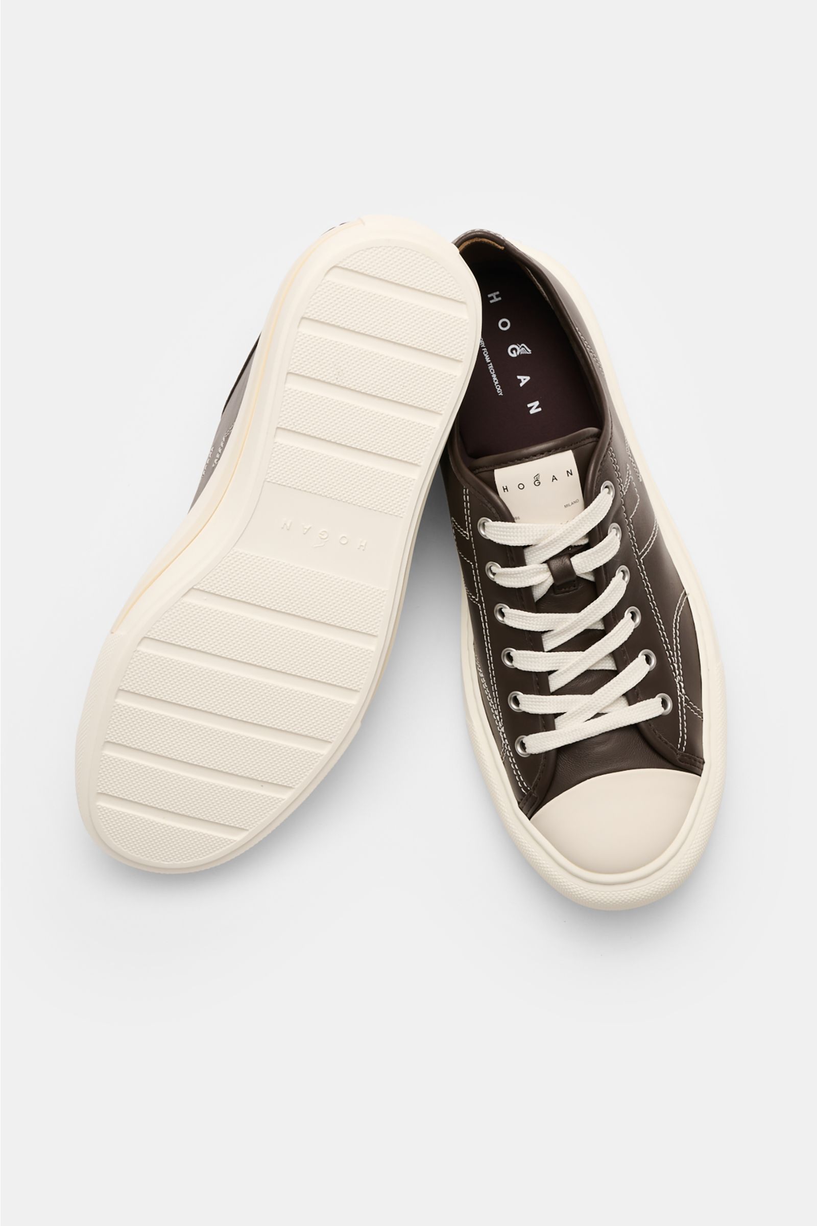 Hogan Sneaker 'Allacciato Cuciture' dunkelbraun/offwhite shown from top and sole view, featuring smooth leather, white laces, logo-printed tongue, H-shaped brand initial, leather and textile lining, memory foam footbed, and flexible rubber sole.  

Geh