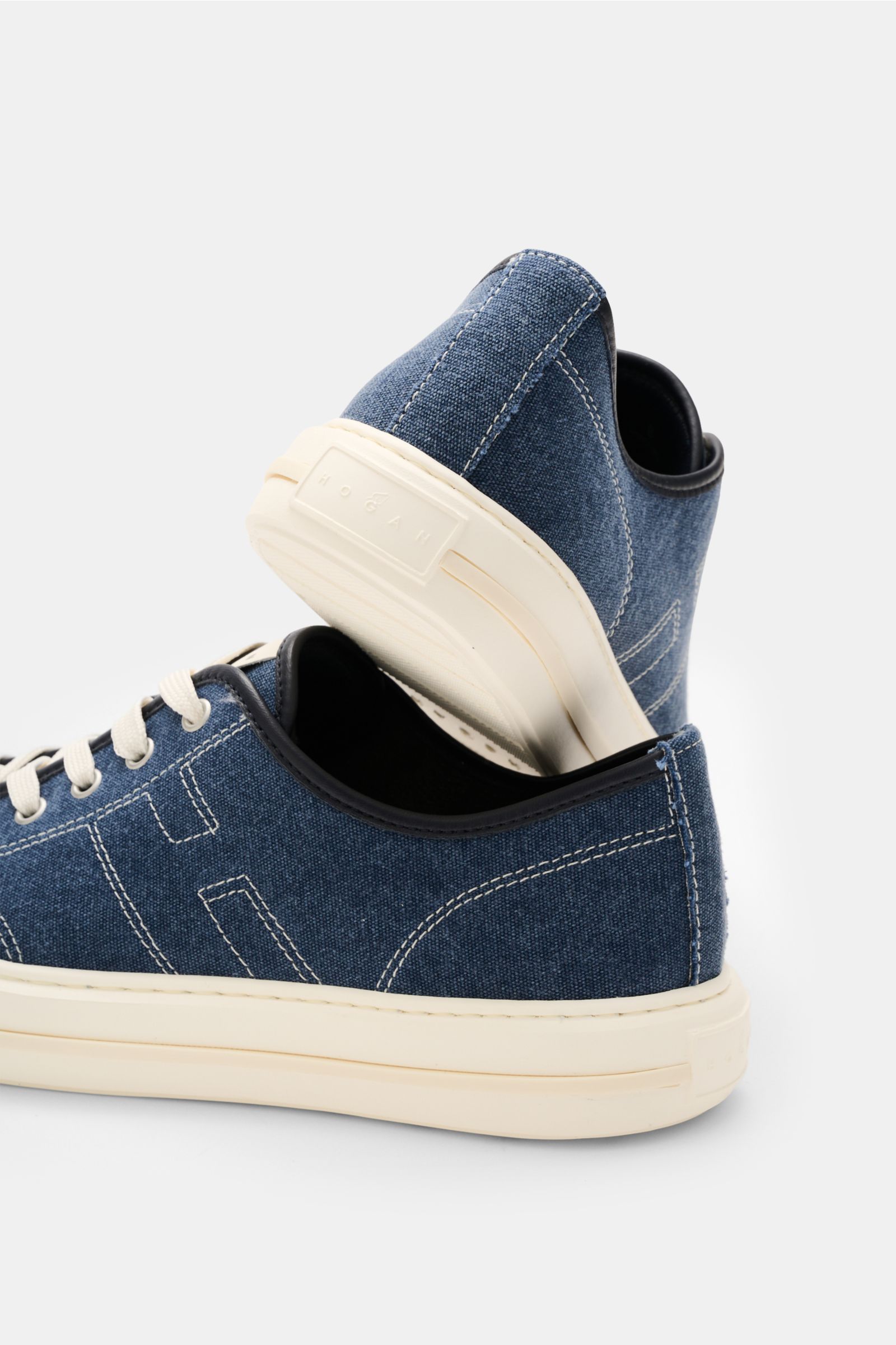 Hogan Sneaker 'Allacciato Cuciture' dunkelblau/offwhite aus robustem Canvas, Memory-Foam-Fußbett, flexible Gummisohle, seitlich und von hinten fotografiert.