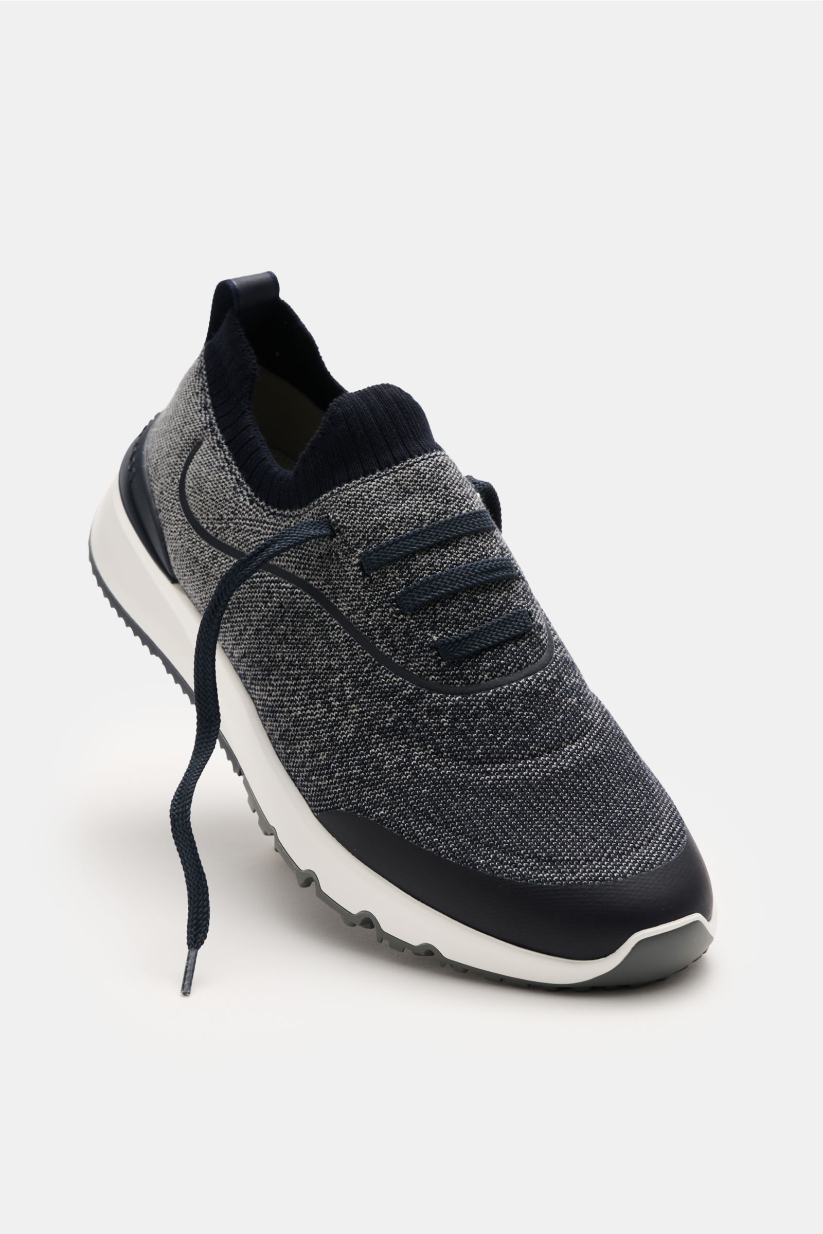 Brunello Cucinelli Sneaker navy/grau meliert, gestrickt, leicht schmal zulaufend, Drei-Loch-Schnürung, gummierte Partien, Textilfutter, robuste Gummisohle, frontale Perspektive.
