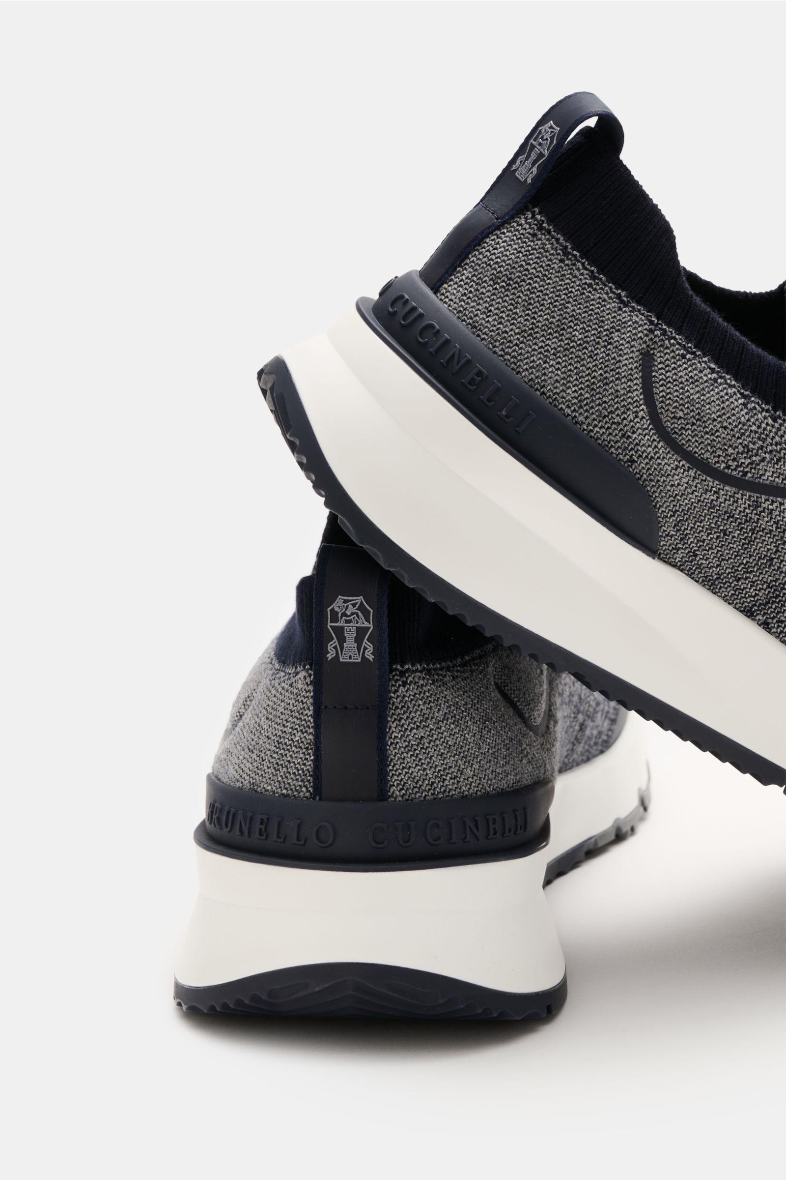 Brunello Cucinelli Sneaker navy/grau meliert, gestrickt, schmal zulaufend, Drei-Loch-Schnürung, gummierte Partien, Textilfutter, robuste Sohle, Rückansicht.