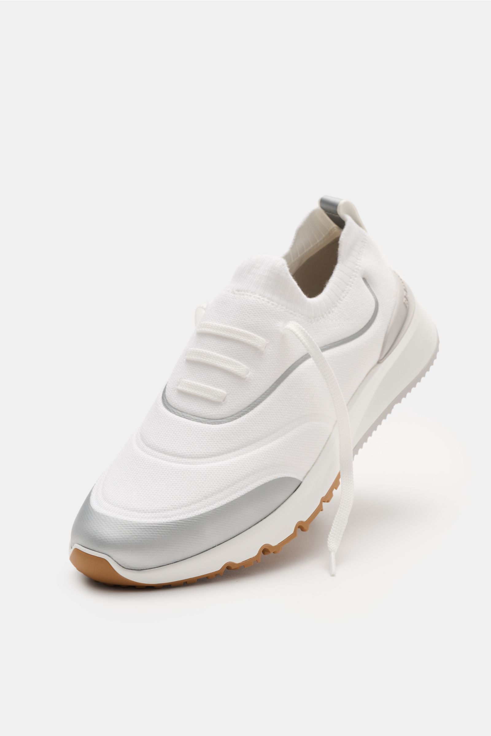 Brunello Cucinelli Sneaker weiß/silbergrau shown from a front-side angle, featuring a knitted exterior, slim fit, three-eyelet lacing, rubberized parts, textile lining, and durable rubber sole. Perfect for the urban man: This modern sneaker is knitted and