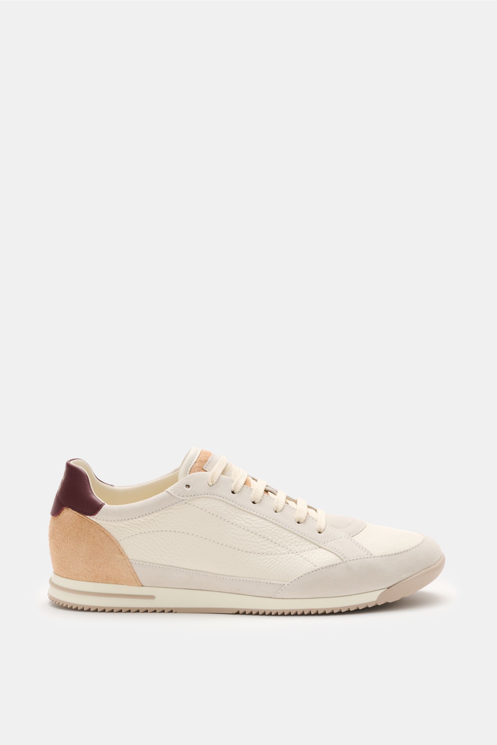 Brunello Cucinelli Sneaker offwhite/hellgrau seitlich fotografiert, genarbtes Glattleder, Veloursleder, schmale Silhouette, sieben-Loch-Schnürung, Gummisohle.
