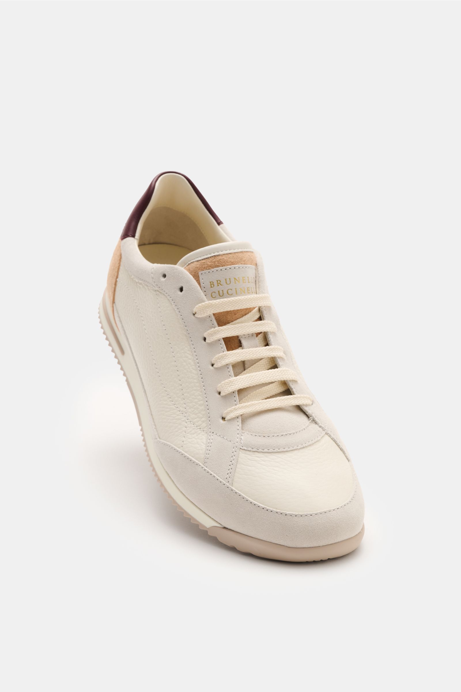 Brunello Cucinelli Sneaker offwhite/hellgrau, retro, flexible Laufsilhouette, genarbtes Glattleder, Veloursleder, sieben-Loch-Schnürung, Frontperspektive.