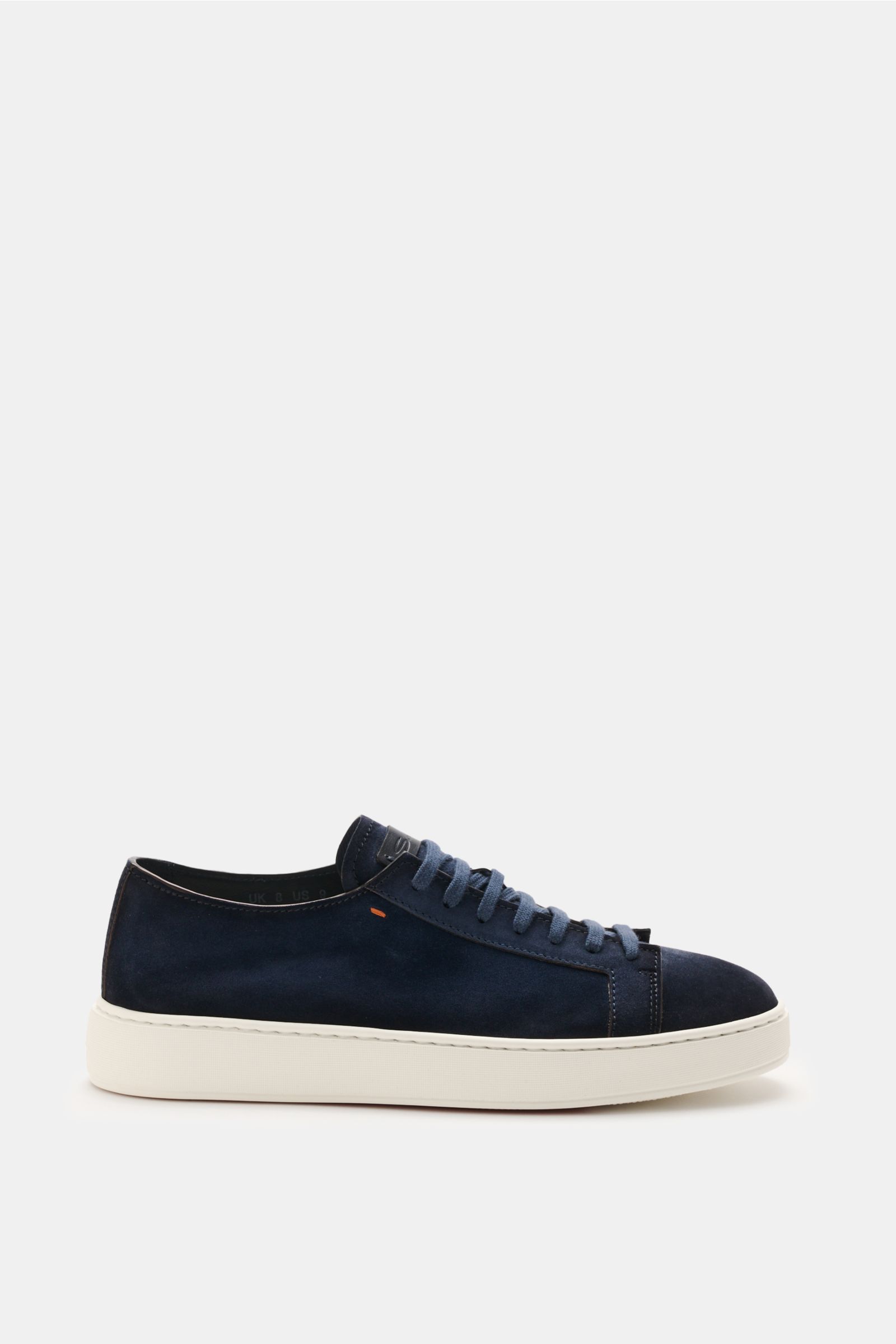 Side view of Santoni Sneaker 'Clean Icon' navy in fine suede with round shape, seven-eyelet lacing, emblem and logo patch on tongue, leather lining, and lightweight rubber sole. A classic for Casual Friday, perfect for a day on your feet.  
Ein Klassik