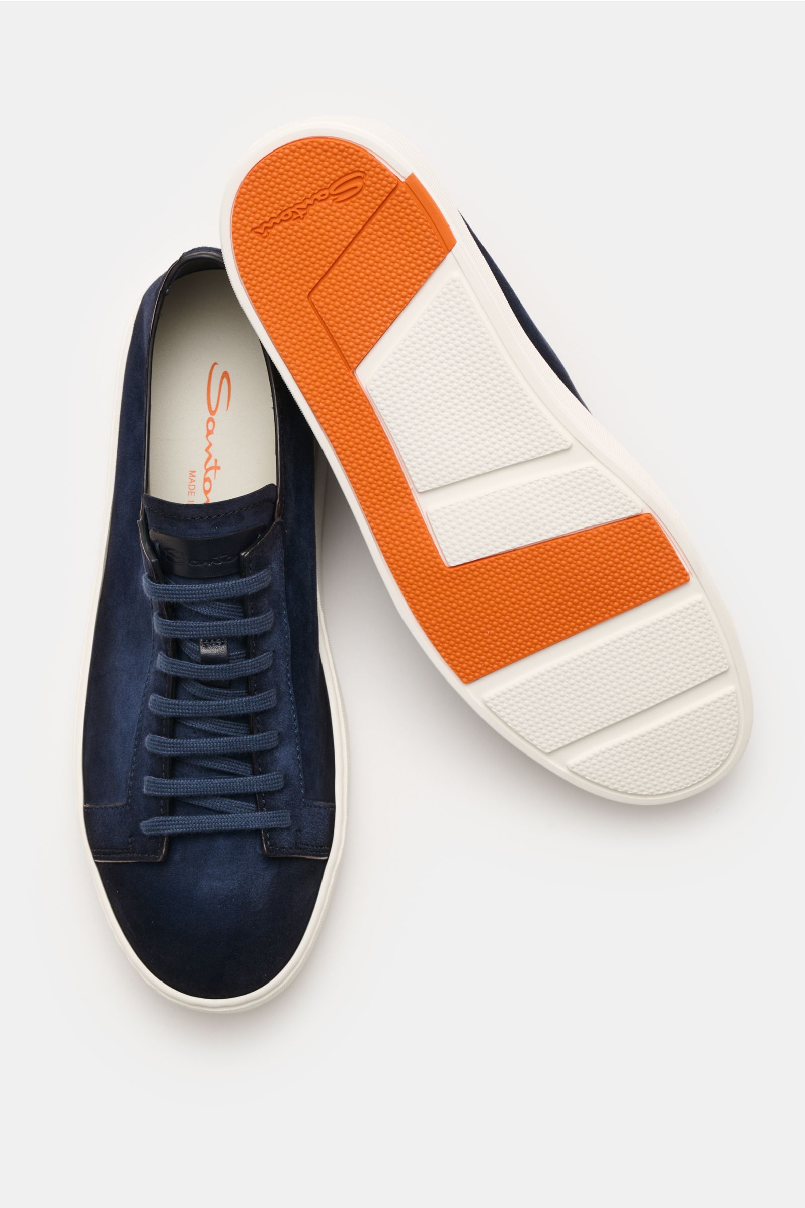 Top-down view of Santoni Sneaker 'Clean Icon' navy in fine suede with round shape, seven-eyelet lacing, leather lining, logo patch, and orange-white rubber sole.