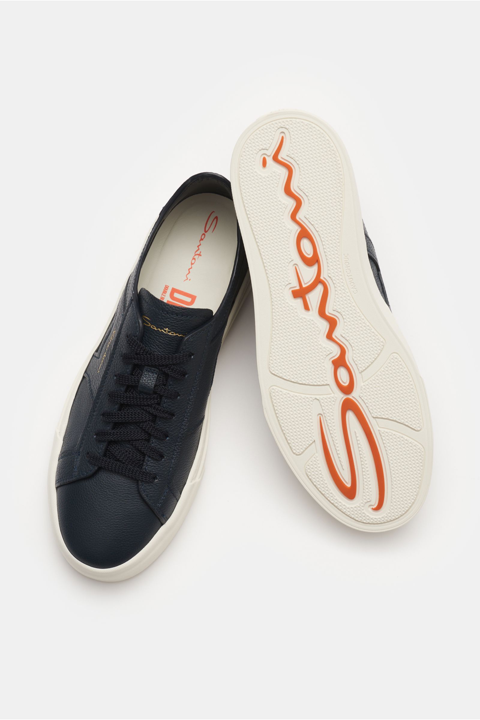 Santoni Sneaker 'Double Buckle' dark navy, seitlich oben fotografiert, fein genarbtes Leder, sieben-Loch-Schnürung, weiße Sohle mit Logo.