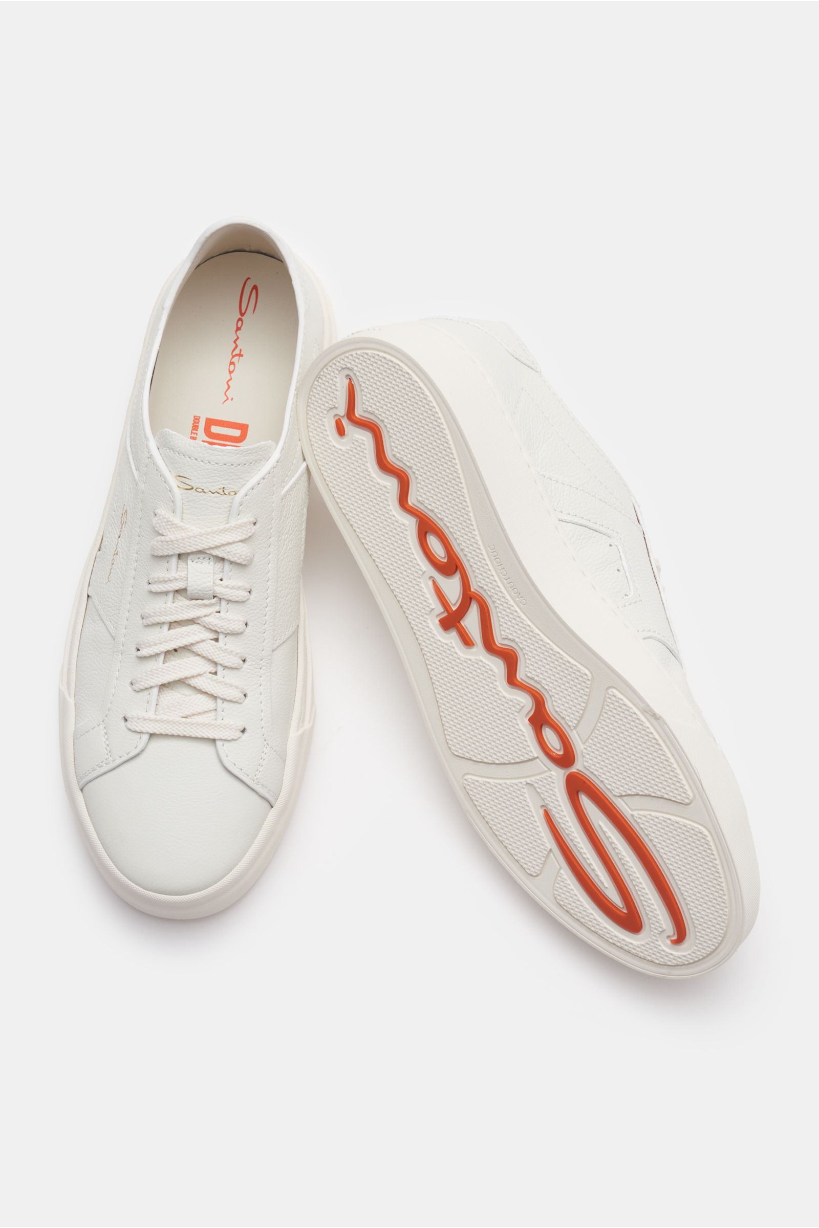 Santoni Sneaker 'Double Buckle' offwhite aus fein genarbtem Leder, von oben fotografiert, mit sieben-Loch-Schnürung und Sohle-Logo.