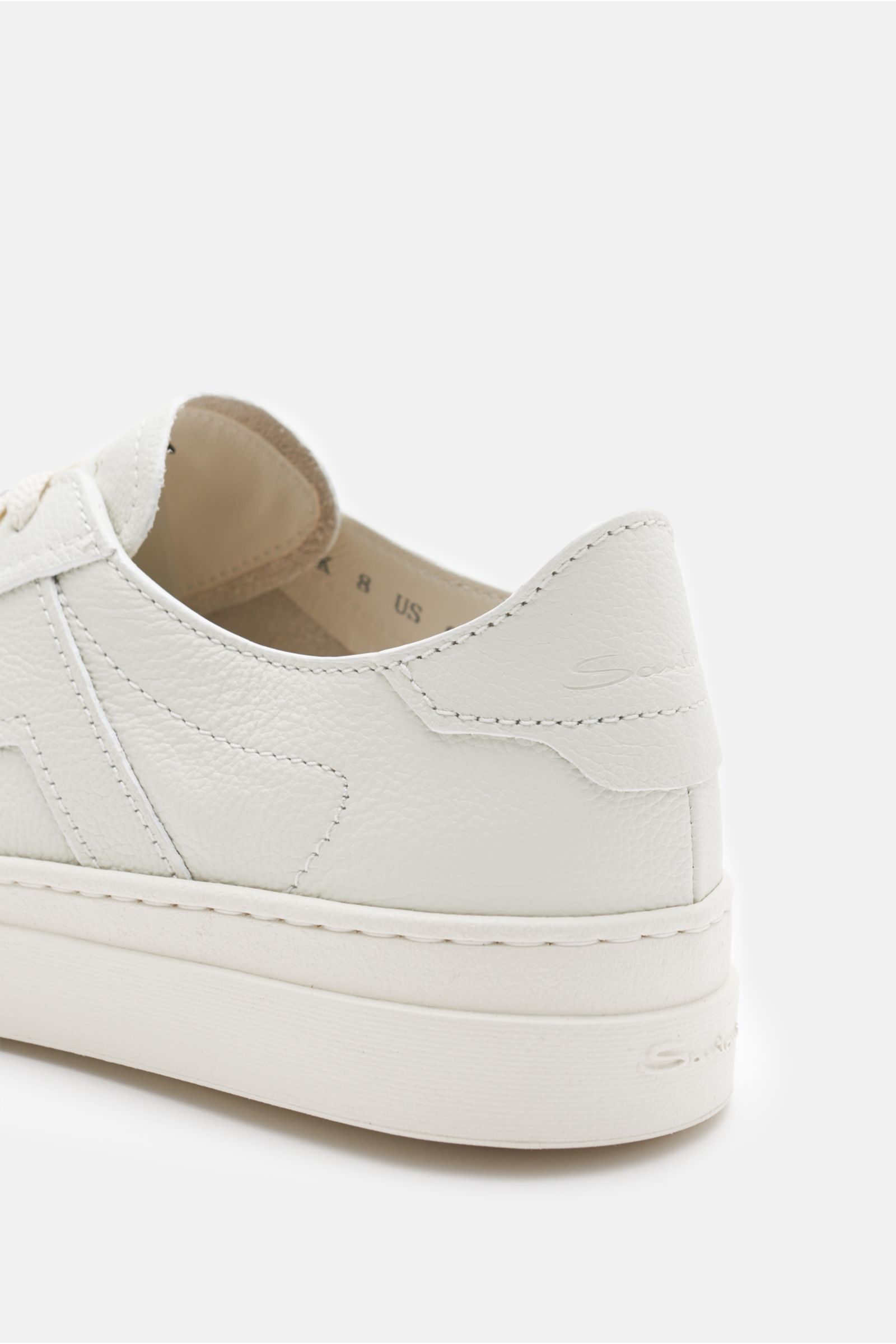 Santoni Sneaker 'Double Buckle' offwhite, seitliche Nahaufnahme, fein genarbtes Leder, charakteristisches Overlay, gepolsterter Schaftrand, flexible Sohle.