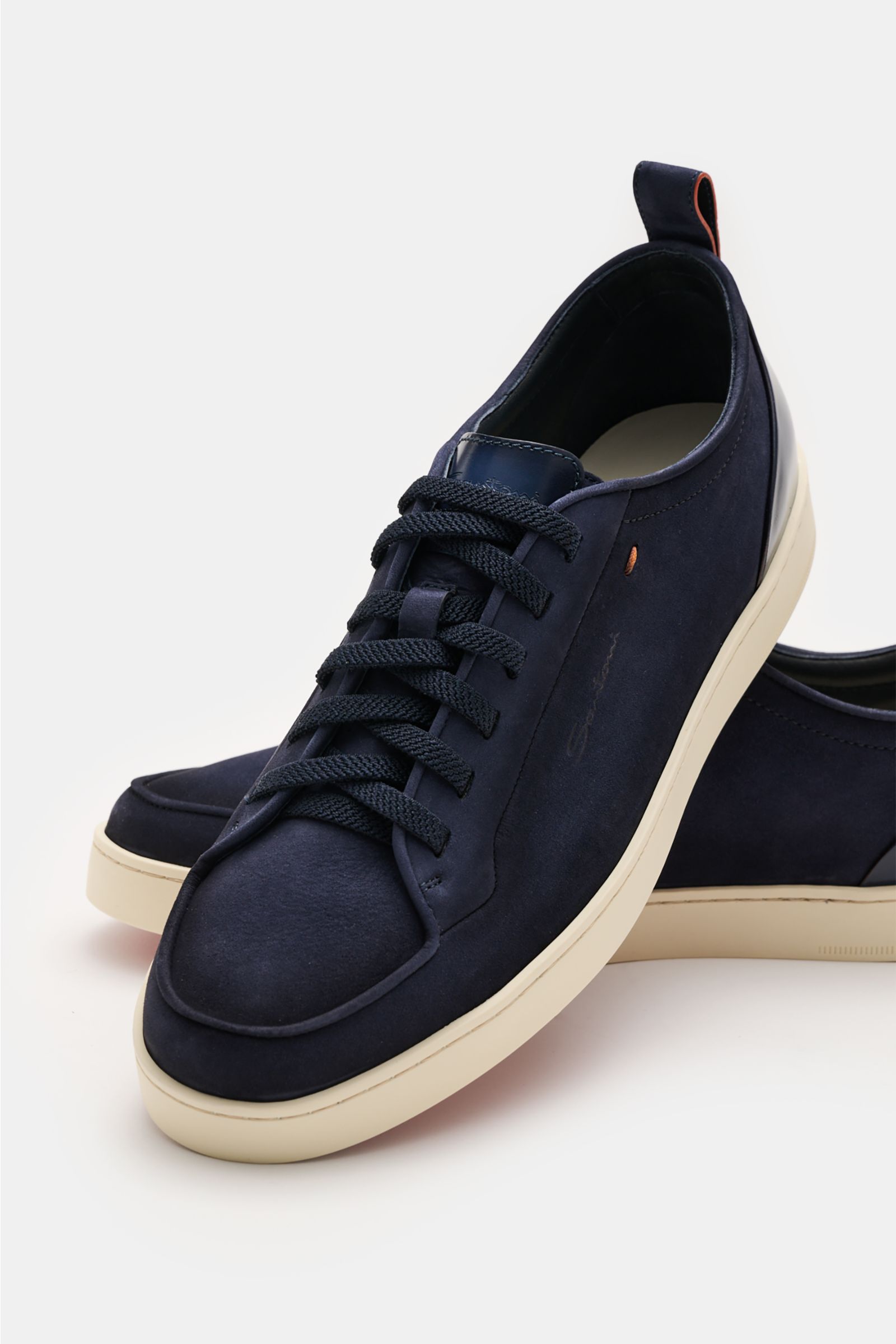 Santoni Sneaker 'Monte Carlo' navy, seitliche Nahaufnahme, feines Veloursleder, runde Kappe, elastische Sechs-Loch-Schnürung, Lederfutter, leichte Kautschuksohle.