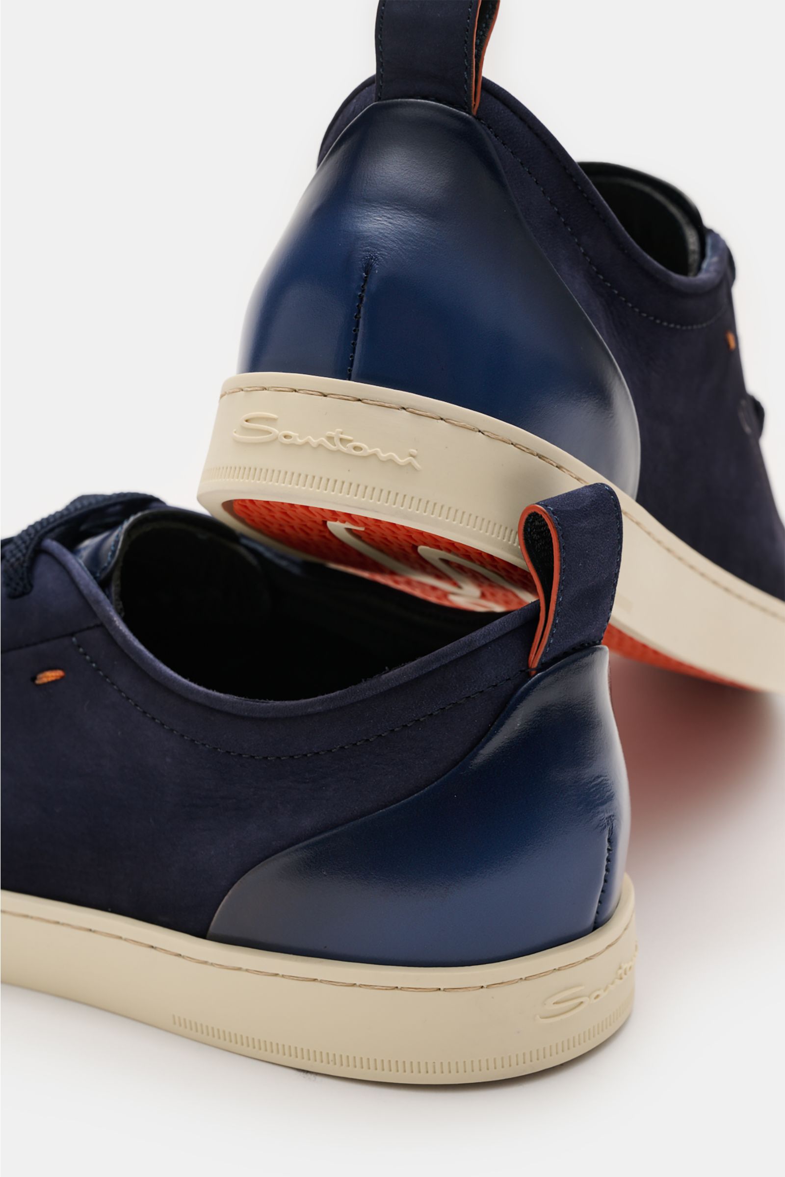 Santoni Sneaker 'Monte Carlo' navy aus feinem Veloursleder mit Glattleder-Overlays, Kautschuksohle, Lederfutter, Anziehschlaufe, seitlich von hinten fotografiert.