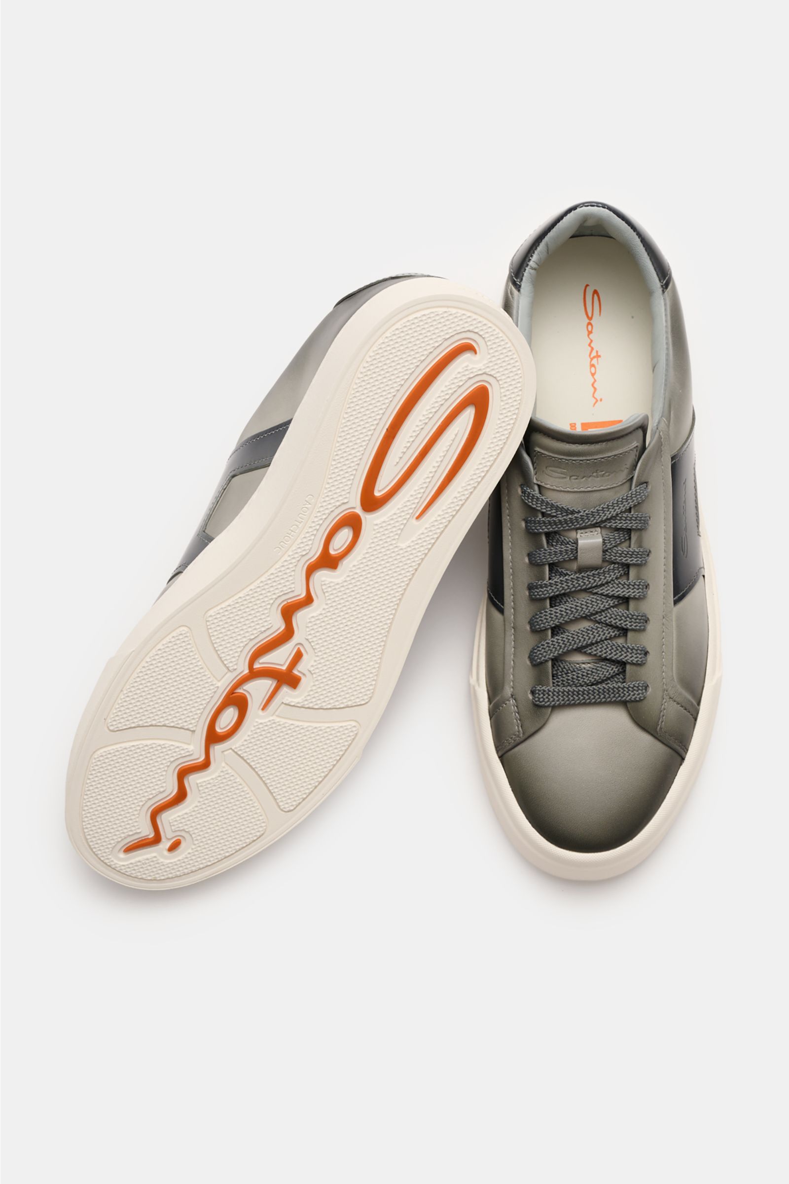 Santoni Sneaker 'Double Buckle' salbei, von oben fotografiert, feines Glattleder, charakteristisches Overlay, Sieben-Loch-Schnürung, Kautschuksohle.