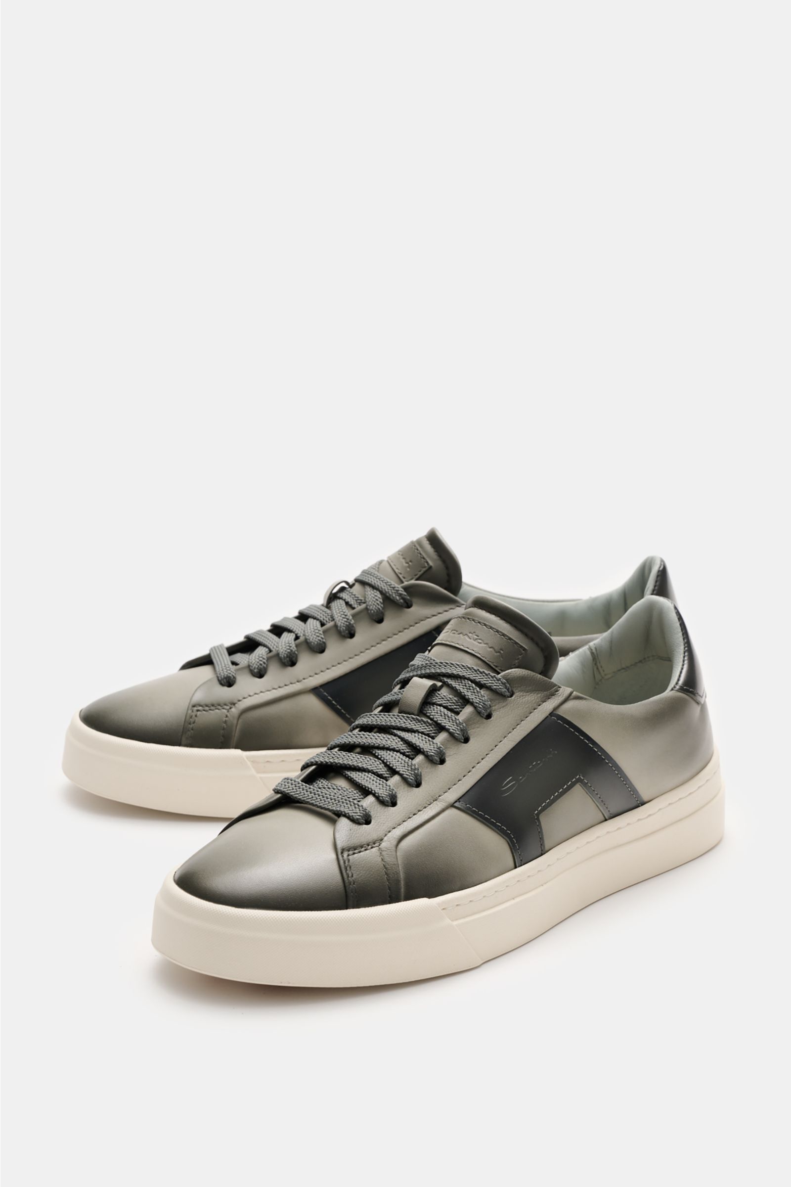 Santoni Sneaker 'Double Buckle' salbei aus feinem Leder seitlich mit Double Buckle Overlay, runder Form, Sieben-Loch-Schnürung, Emblem, gepolstertem Schaftrand und flexibler Sohle, seitliche Perspektive.