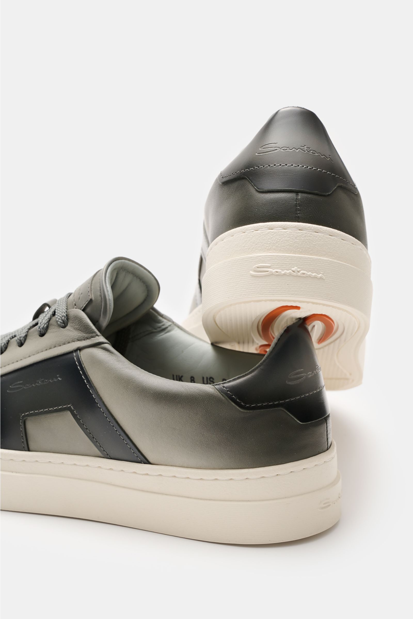 Santoni Sneaker 'Double Buckle' salbei aus feinem Glattleder, Seiten-Overlays, runde Form, Sieben-Loch-Schnürung, Lederfutter, flexible Sohle, Rückansicht.