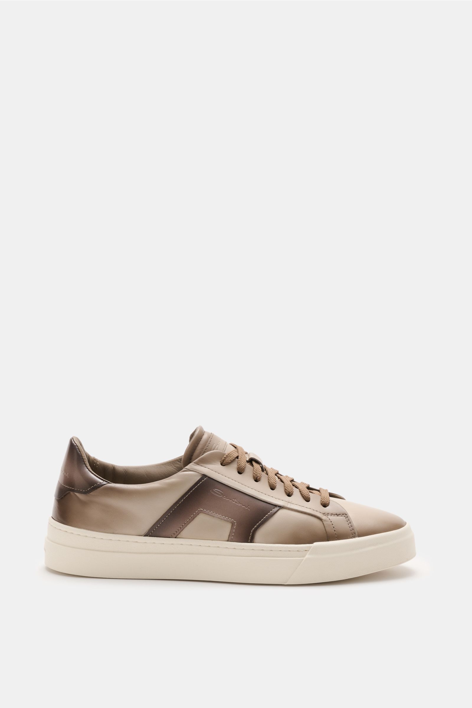 Side view of the Santoni Sneaker 'Double Buckle' taupe in fine smooth leather with characteristic 'Double Buckle' overlay, round shape, seven-eyelet lacing, emblem on the tongue, padded collar, leather lining, and flexible rubber sole. Hommage an einen Kl