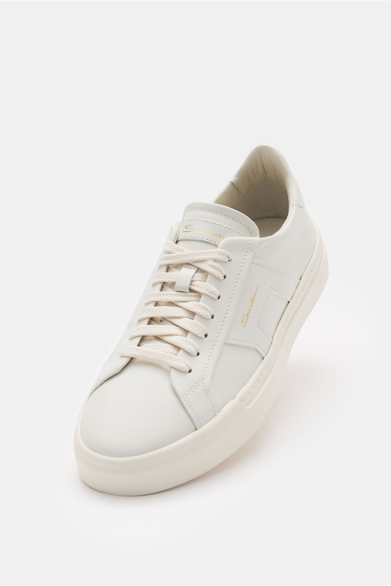 Santoni Sneaker 'Double Buckle' weiß shown from front angle, crafted in smooth leather with seven-eyelet lacing, rounded toe, tonal overlays and emblem, padded collar, leather lining, flexible rubber sole, and branded outsole.