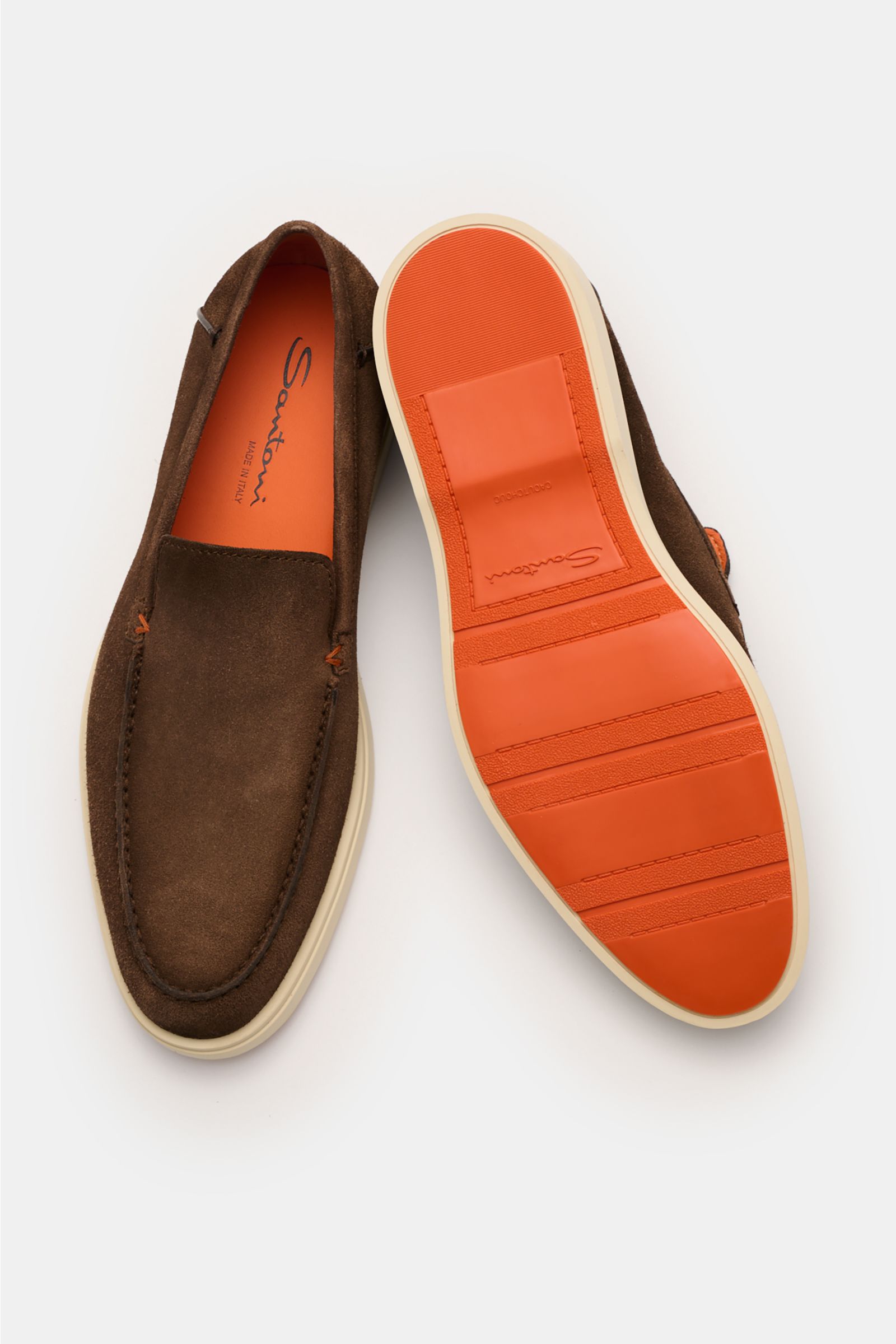 Santoni Loafer 'Detroit' braun aus geschmeidigem Veloursleder, schmal zulaufend, mit Ziernaht und hellem Kautschuksohlenprofil, frontal und von unten.