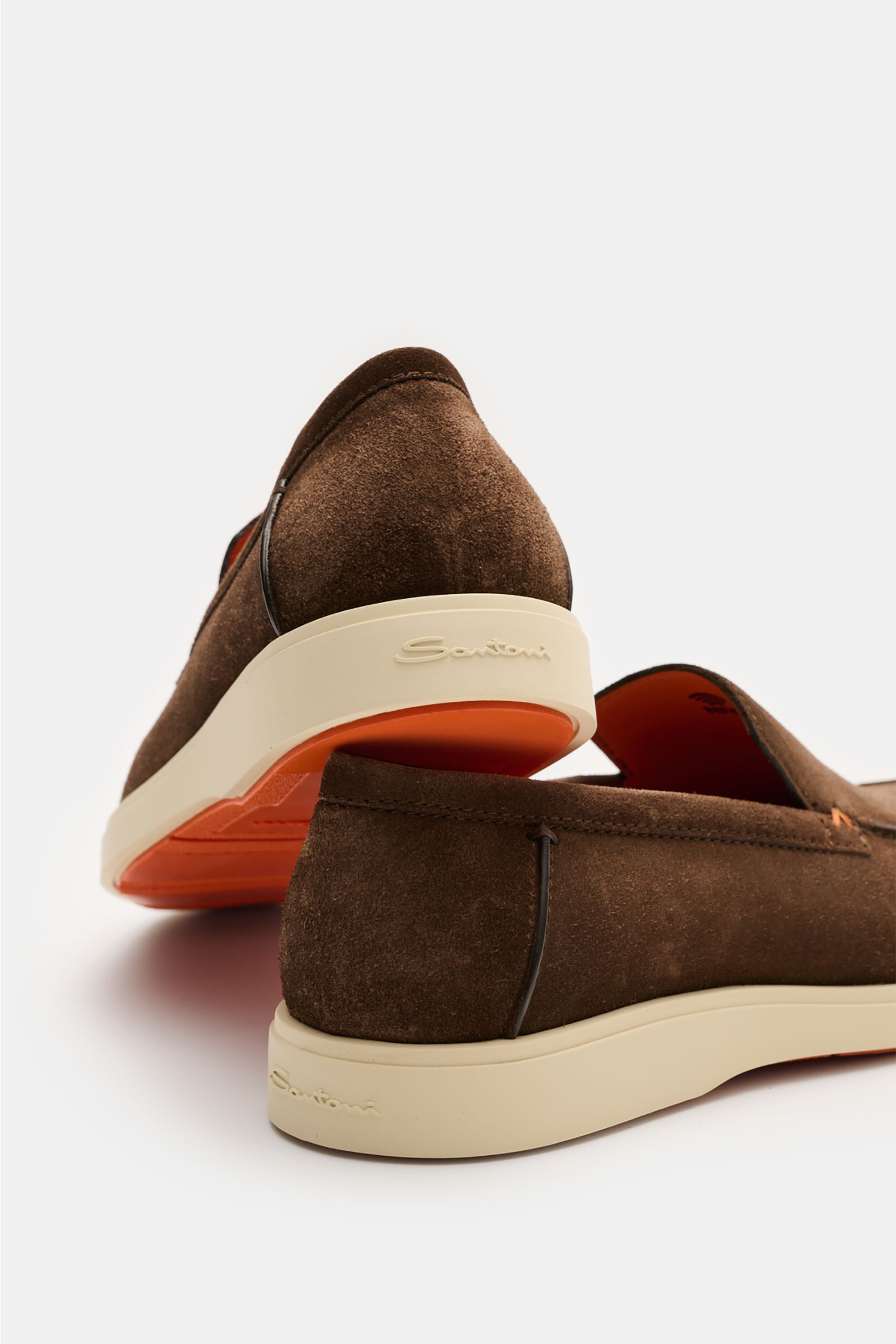 Santoni Loafer 'Detroit' braun aus geschmeidigem Veloursleder mit schmaler Silhouette, Ziernaht vorne, hellem Sohlenprofil, von hinten fotografiert.