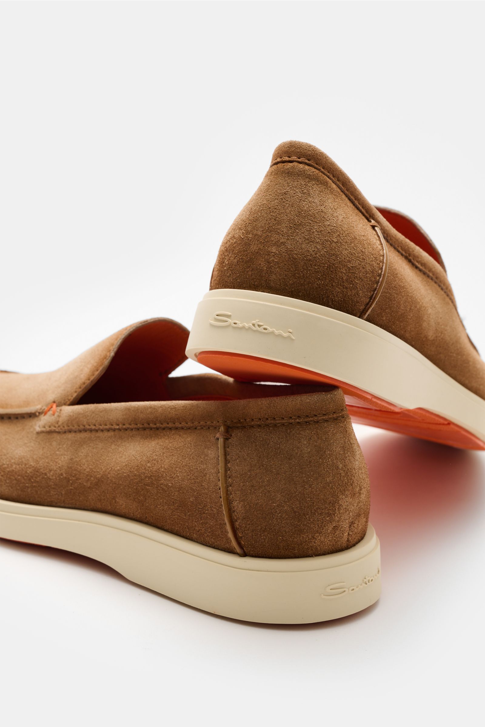 Rear-side view of the Santoni Loafer 'Detroit' hellbraun in smooth velour leather with a slim silhouette, subtle color gradient, decorative seam on the toe cap, leather lining, and a light, flexible rubber sole for a modern, comfortable twist.