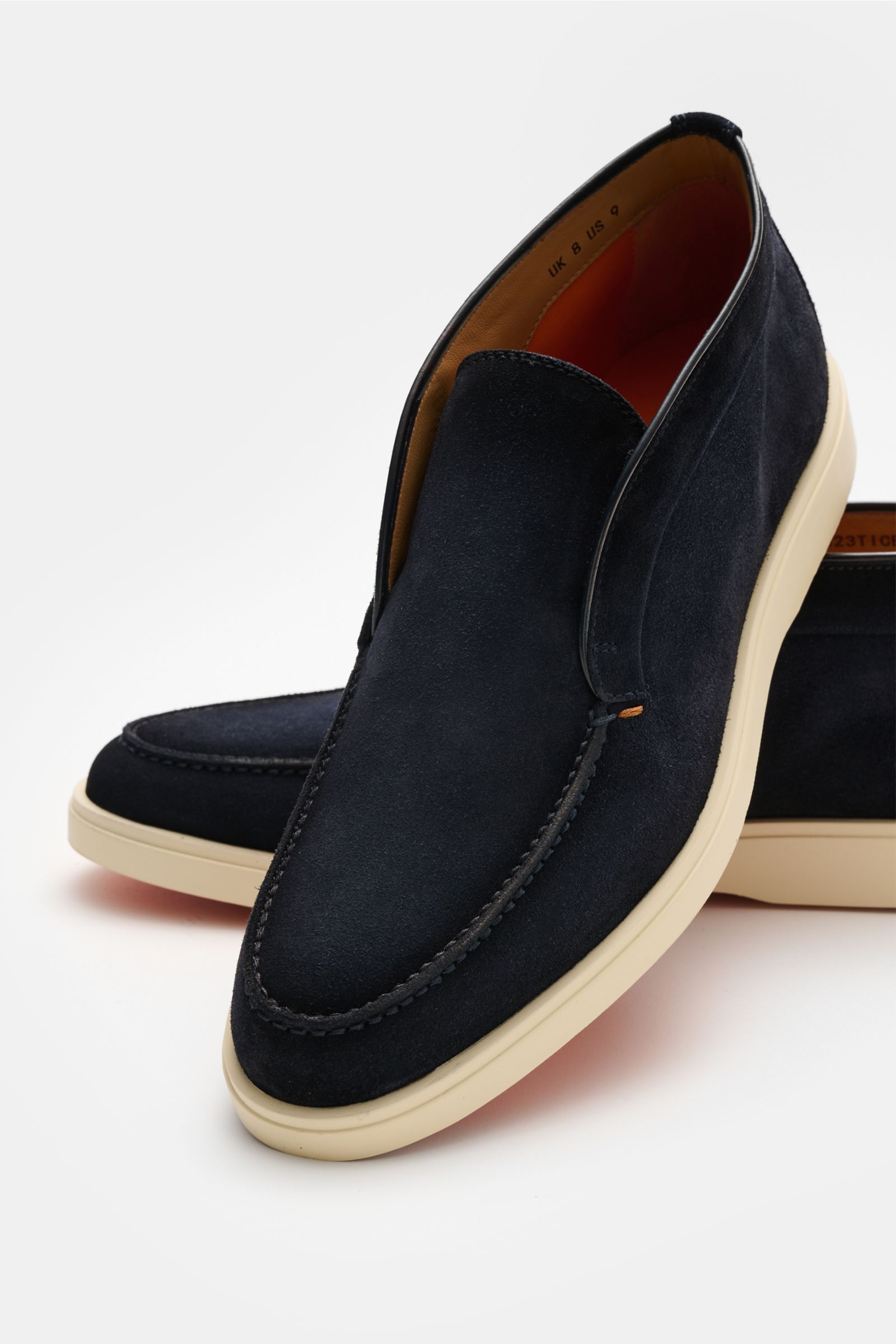 Front-side close-up of Santoni Desert Boot 'Detroit' navy in smooth navy suede with cream flexible rubber sole, leather lining, slim silhouette, decorative toe stitch, and subtle contrasting stitch detail.

Description: Desert Boot aus geschmeidigem Ve