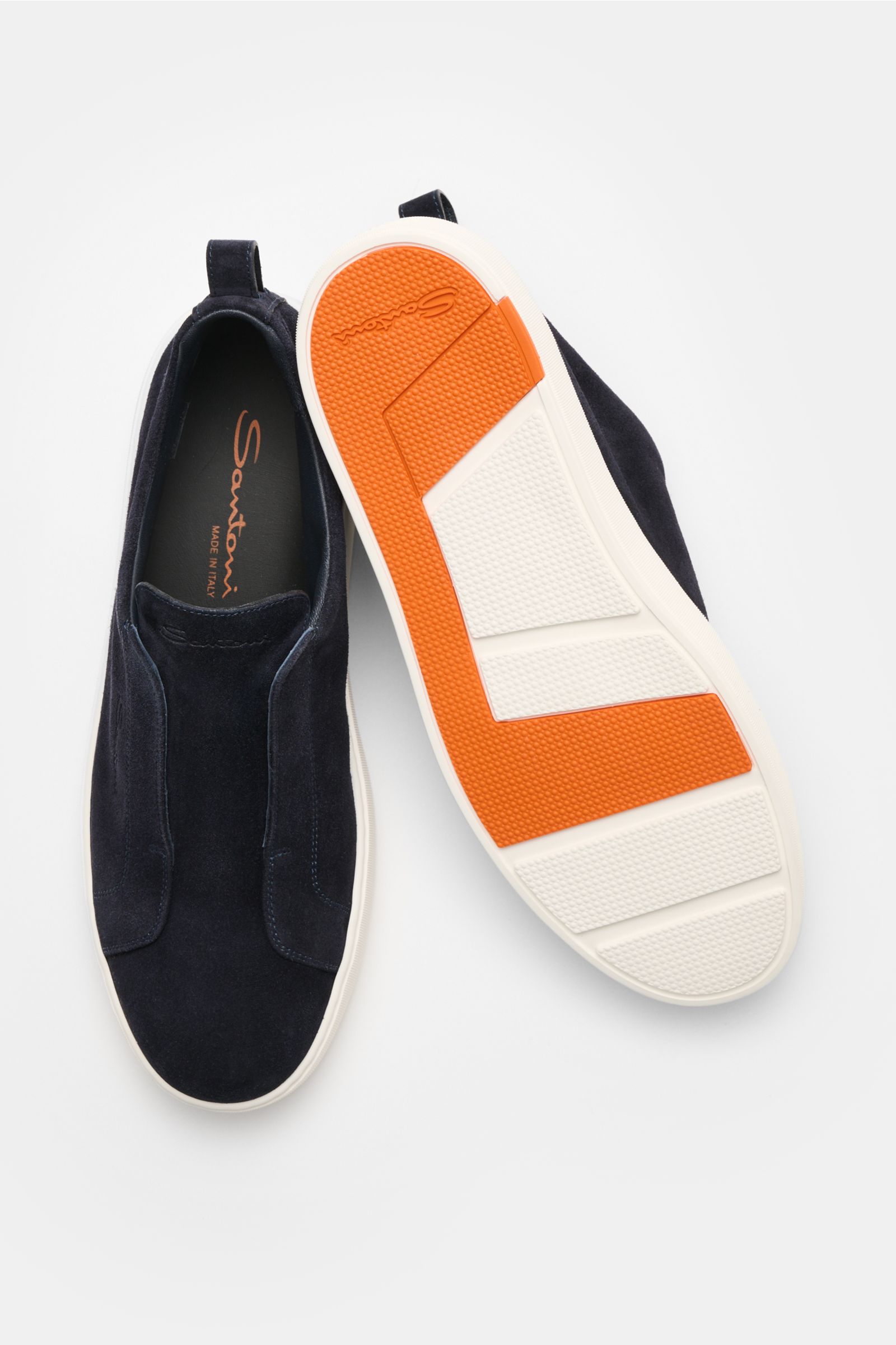 Top-down view of Santoni Slip-on-Sneaker 'Victory' navy in smooth suede with practical pull tabs, subtle logo embossing, and lightweight orange and white rubber sole.

SANTONI kann auch praktisch und komfortabel sein: Der Slip-on-Skneaker 'Victoy' aus 