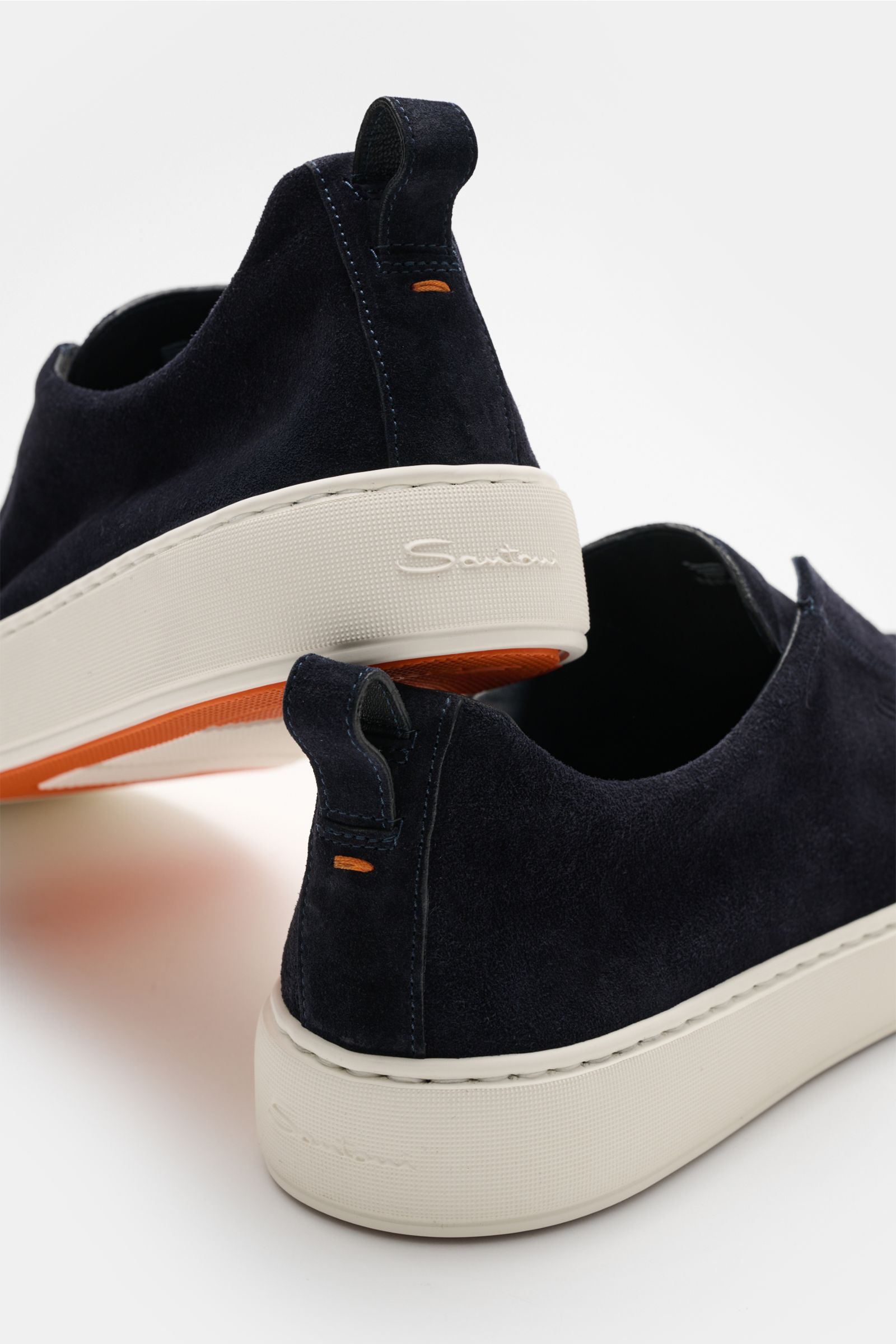 Rear and side view of Santoni Slip-on-Sneaker 'Victory' navy made of smooth velour leather with light rubber sole and practical pull loop.

SANTONI kann auch praktisch und komfortabel sein: Der Slip-on-Skneaker 'Victoy' aus geschmeidigem Veloursleder v